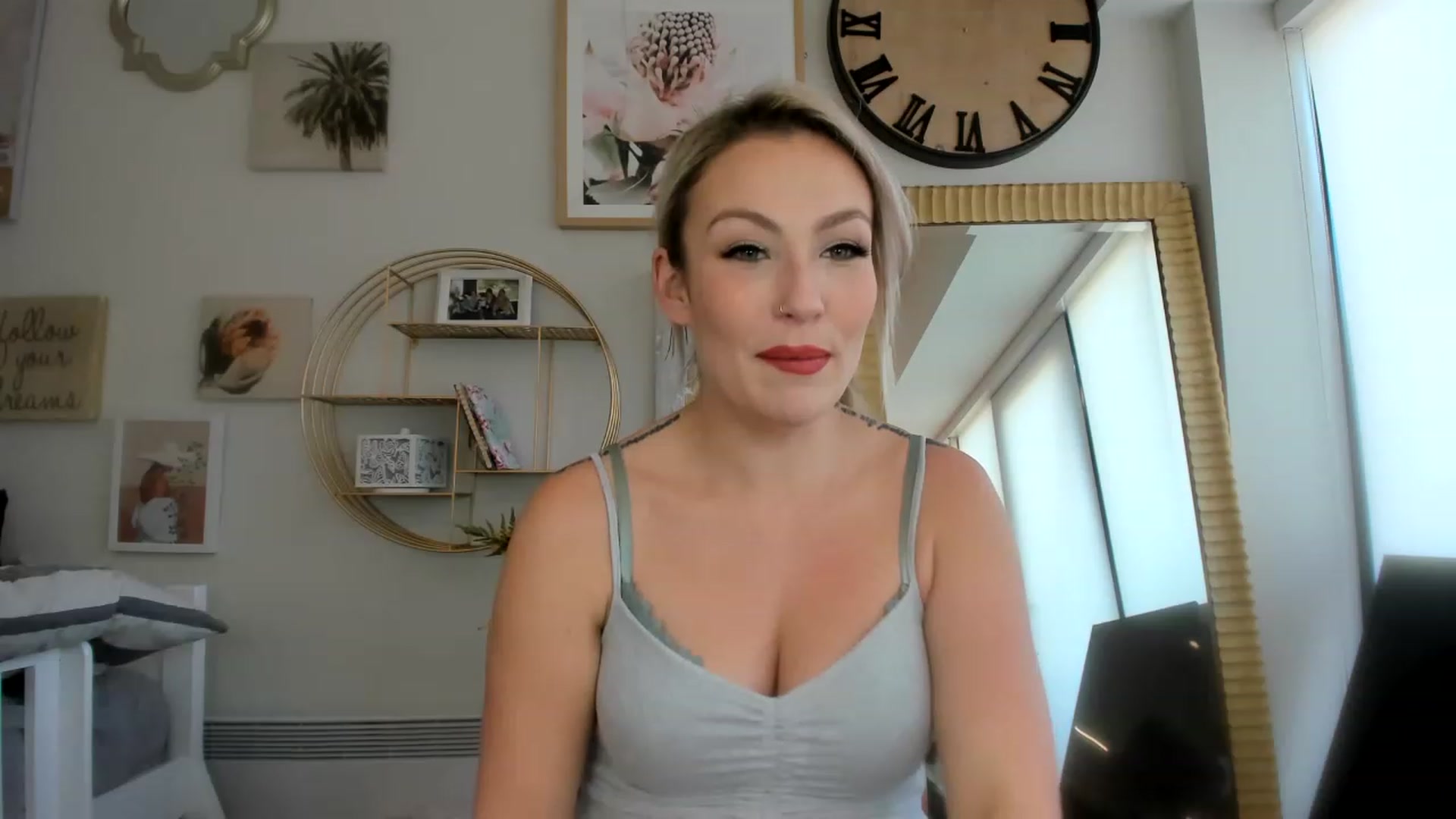 Gallery image thumbnail from Lexii_Mae's myfreecams stream on, 12/01/2022, 21:15 image 6 of 20