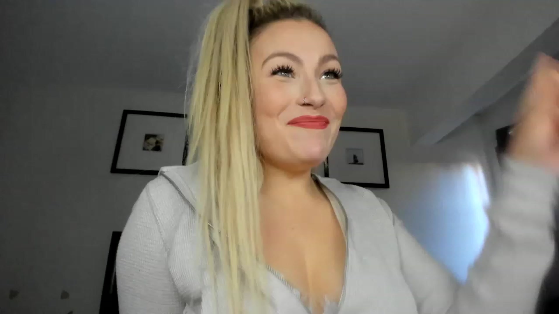 Gallery image thumbnail from Lexii_Mae's myfreecams stream on, 12/12/2022, 18:14 image 16 of 20