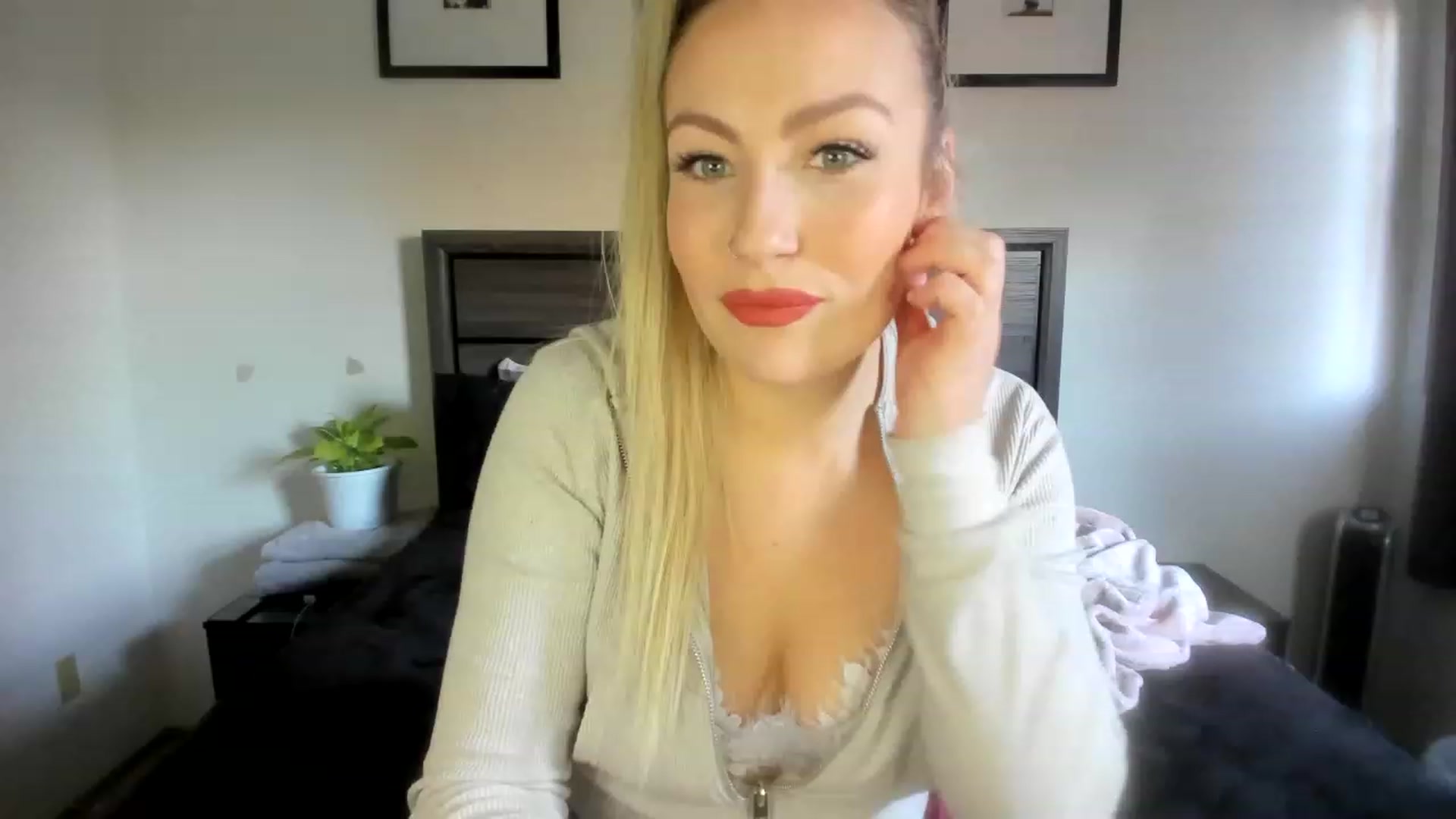 Gallery image thumbnail from Lexii_Mae's myfreecams stream on, 12/12/2022, 18:14 image 10 of 20