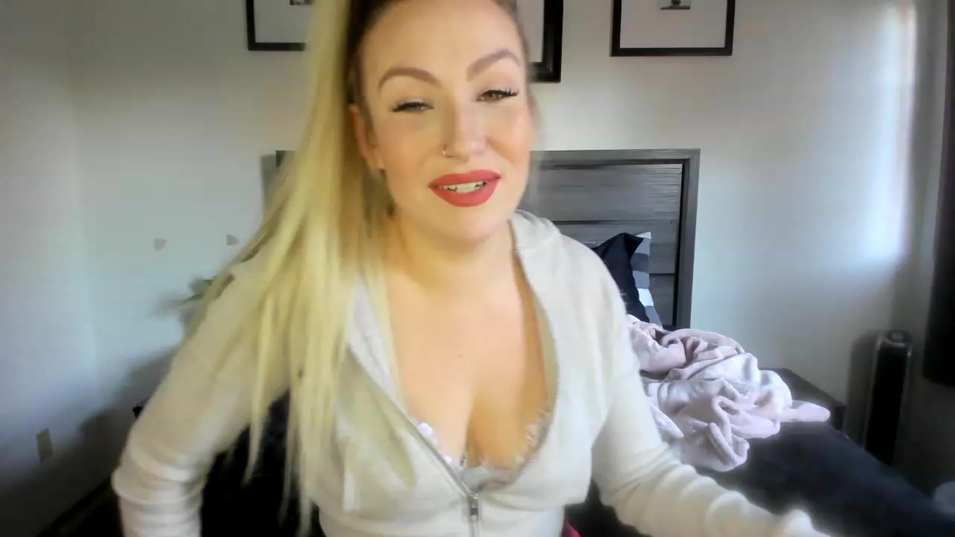 Gallery image thumbnail from Lexii_Mae's myfreecams stream on, 12/12/2022, 18:14 image 12 of 20