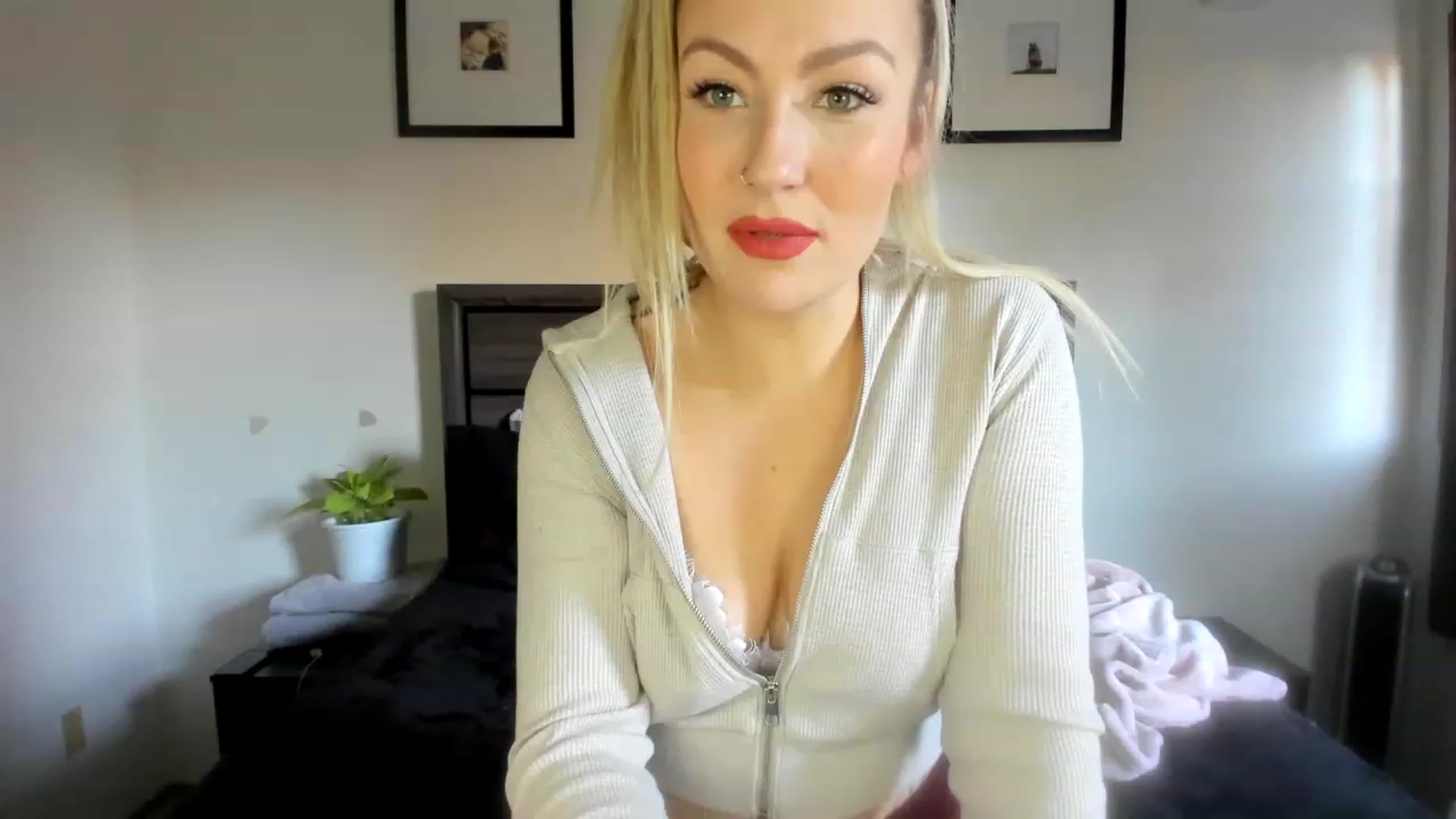Gallery image thumbnail from Lexii_Mae's myfreecams stream on, 12/12/2022, 18:14 image 13 of 20