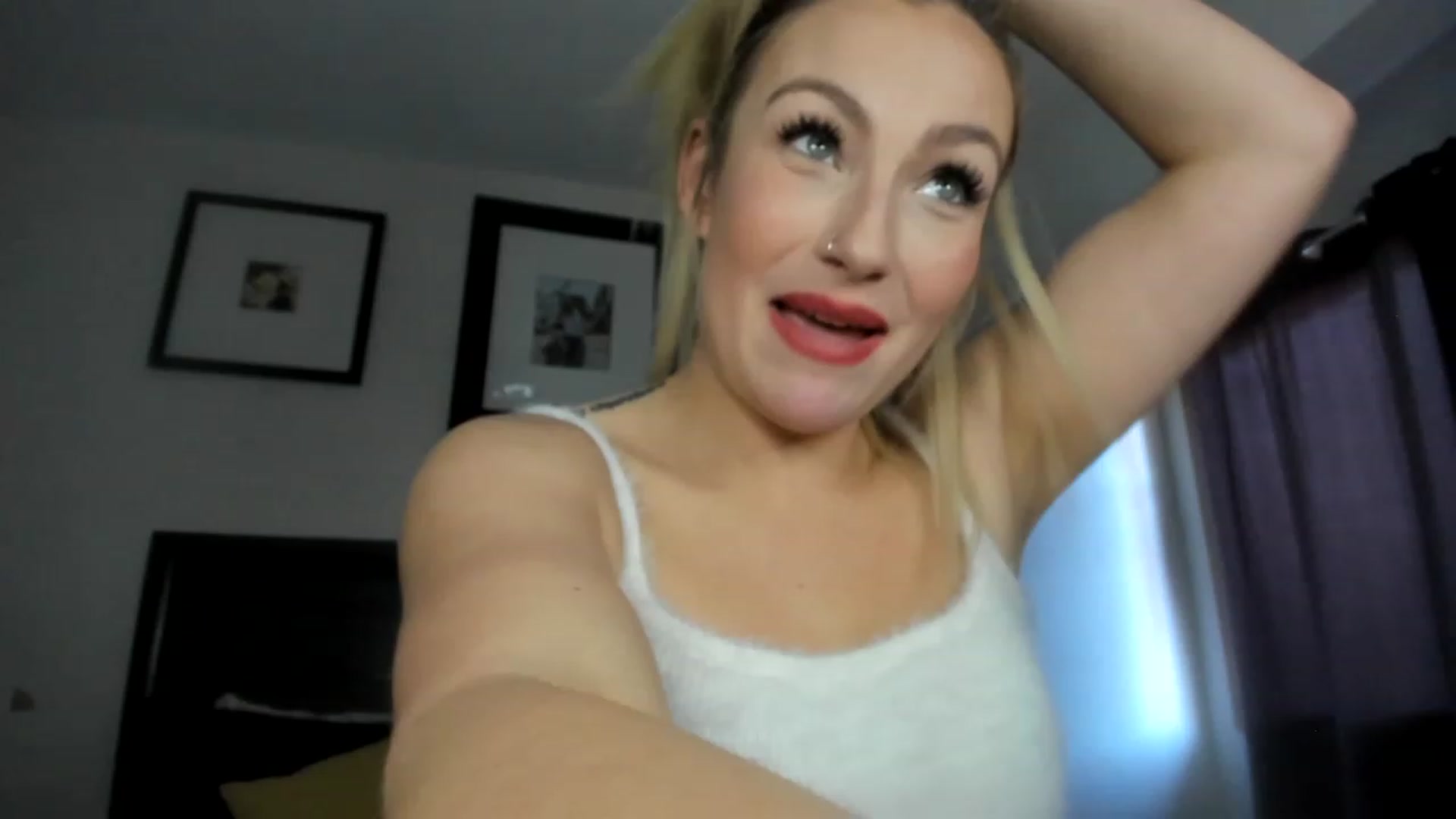Gallery image thumbnail from Lexii_Mae's myfreecams stream on, 12/12/2022, 19:55 image 6 of 20