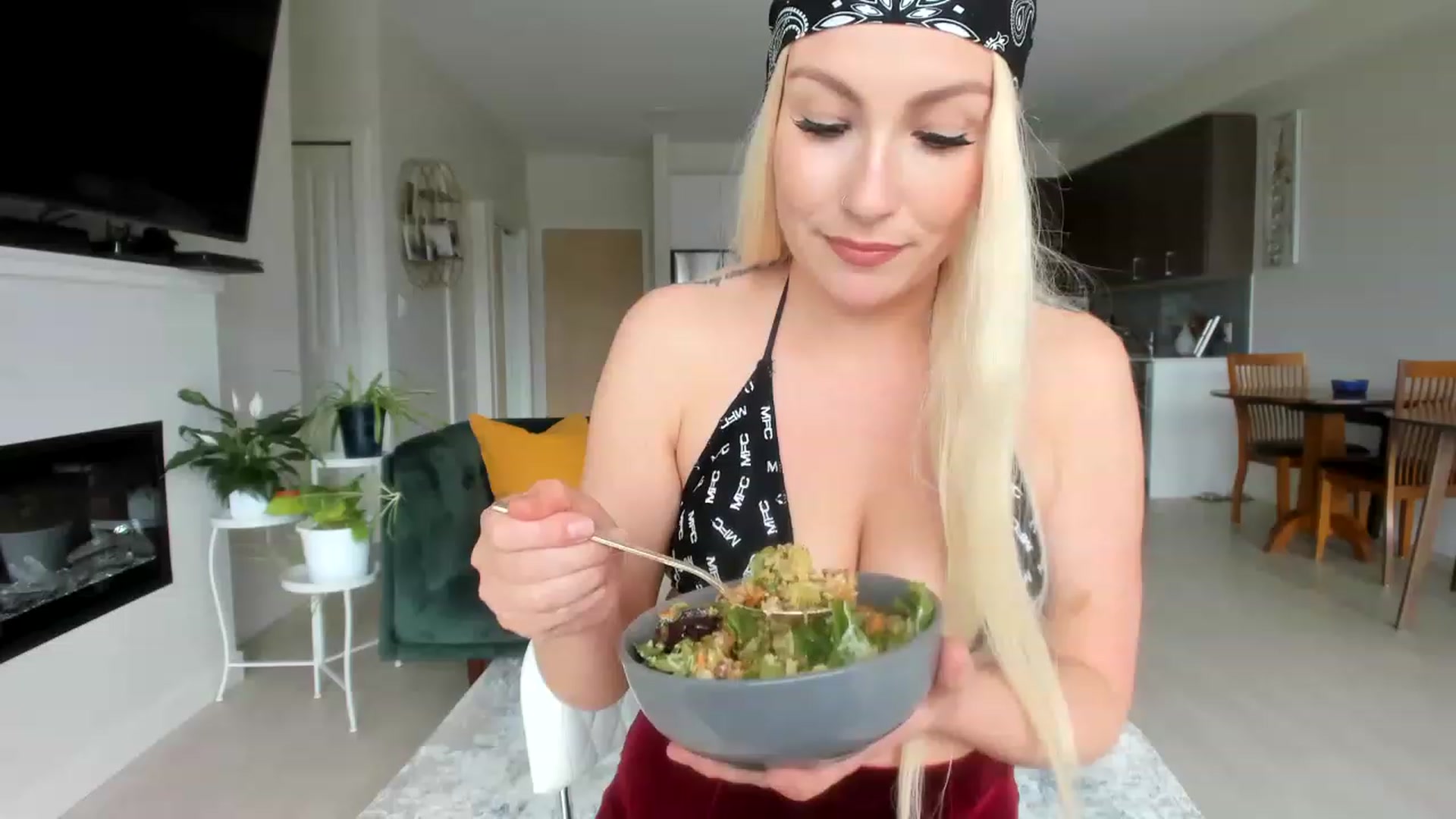 Gallery image thumbnail from Lexii_Mae's myfreecams stream on, 04/13/2023, 21:04 image 2 of 20