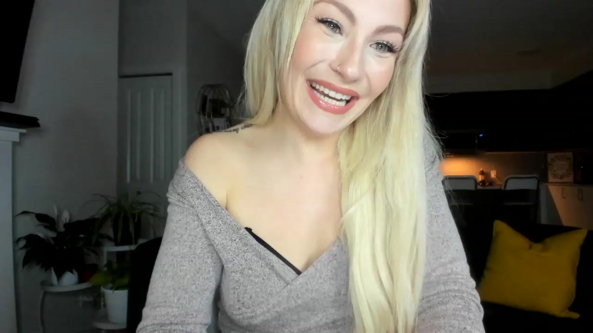 Gallery image thumbnail from Lexii_Mae's myfreecams stream on, 04/17/2023, 03:36 image 11 of 20