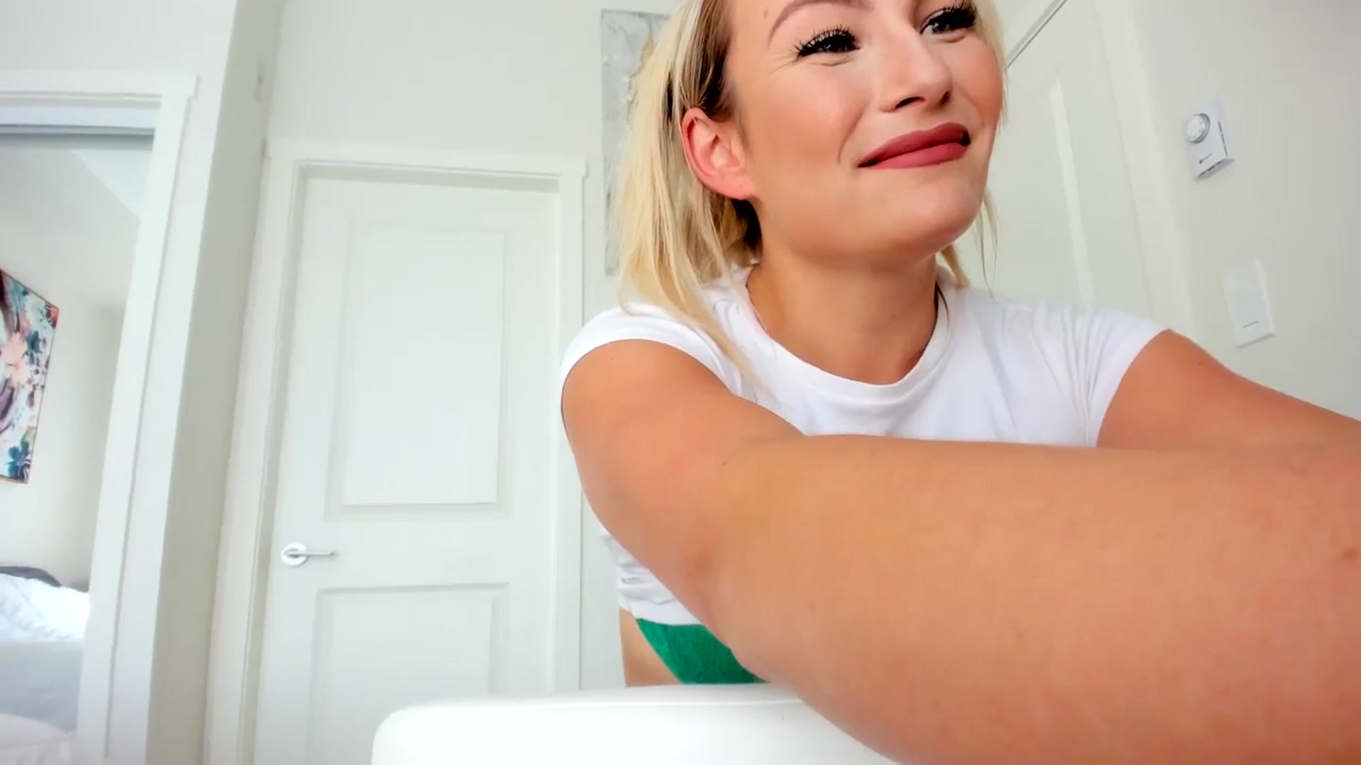 Gallery image thumbnail from Lexii_Mae's myfreecams stream on, 09/15/2023, 19:10 image 19 of 20