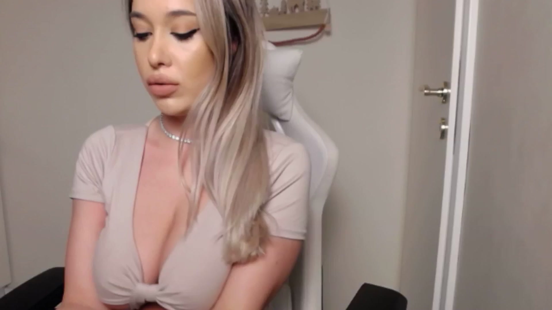 Gallery image thumbnail from LexxySelena's myfreecams stream on, 03/18/2025, 02:40 image 5 of 20