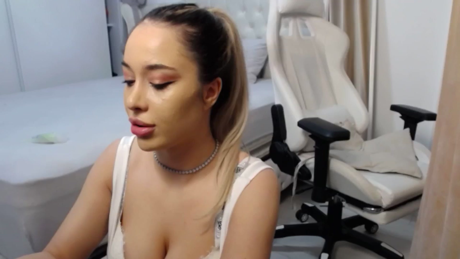 Gallery image thumbnail from LexxySelena's myfreecams stream on, 03/31/2025, 01:50 image 6 of 20
