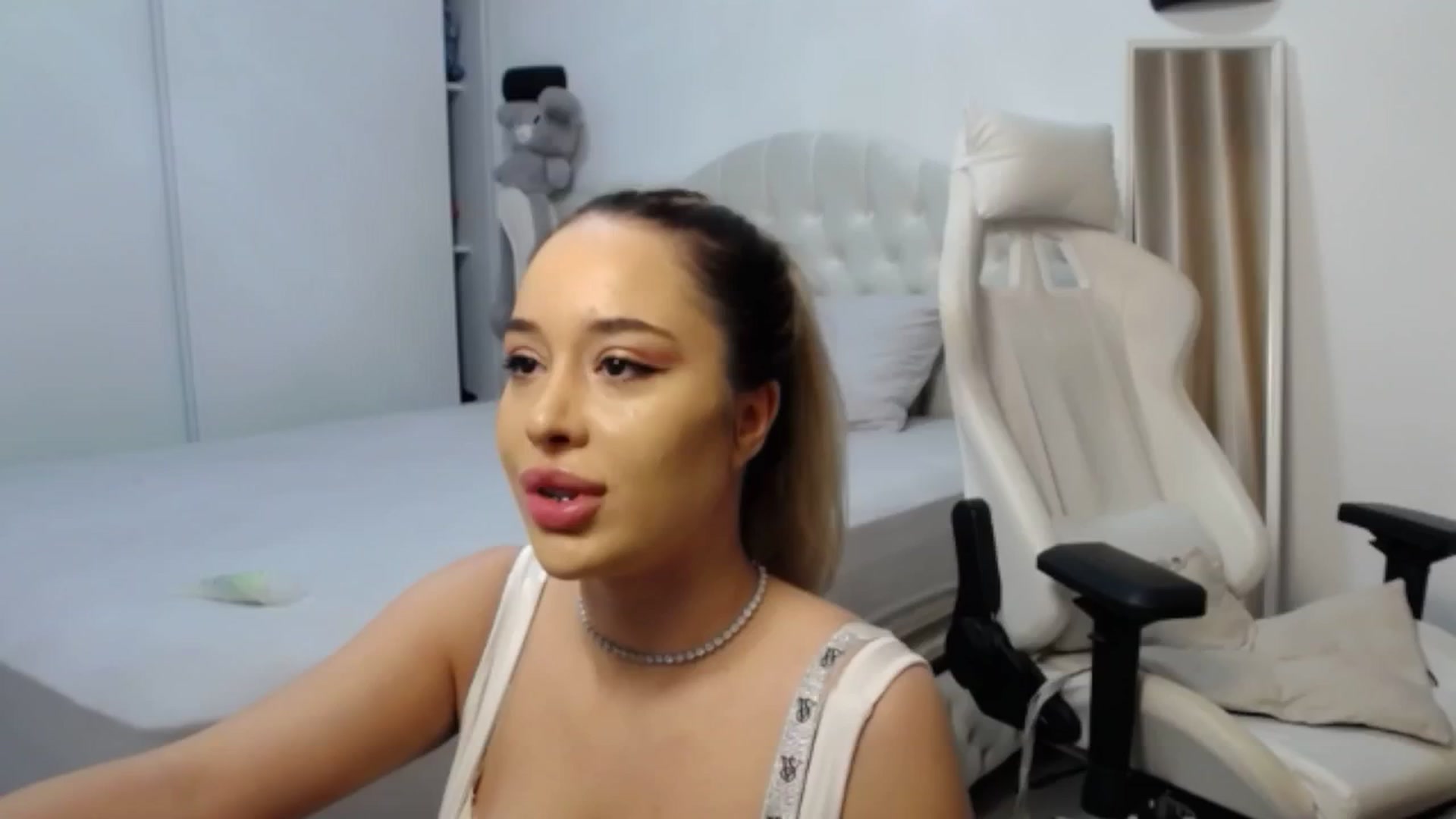 Gallery image thumbnail from LexxySelena's myfreecams stream on, 03/31/2025, 01:50 image 9 of 20