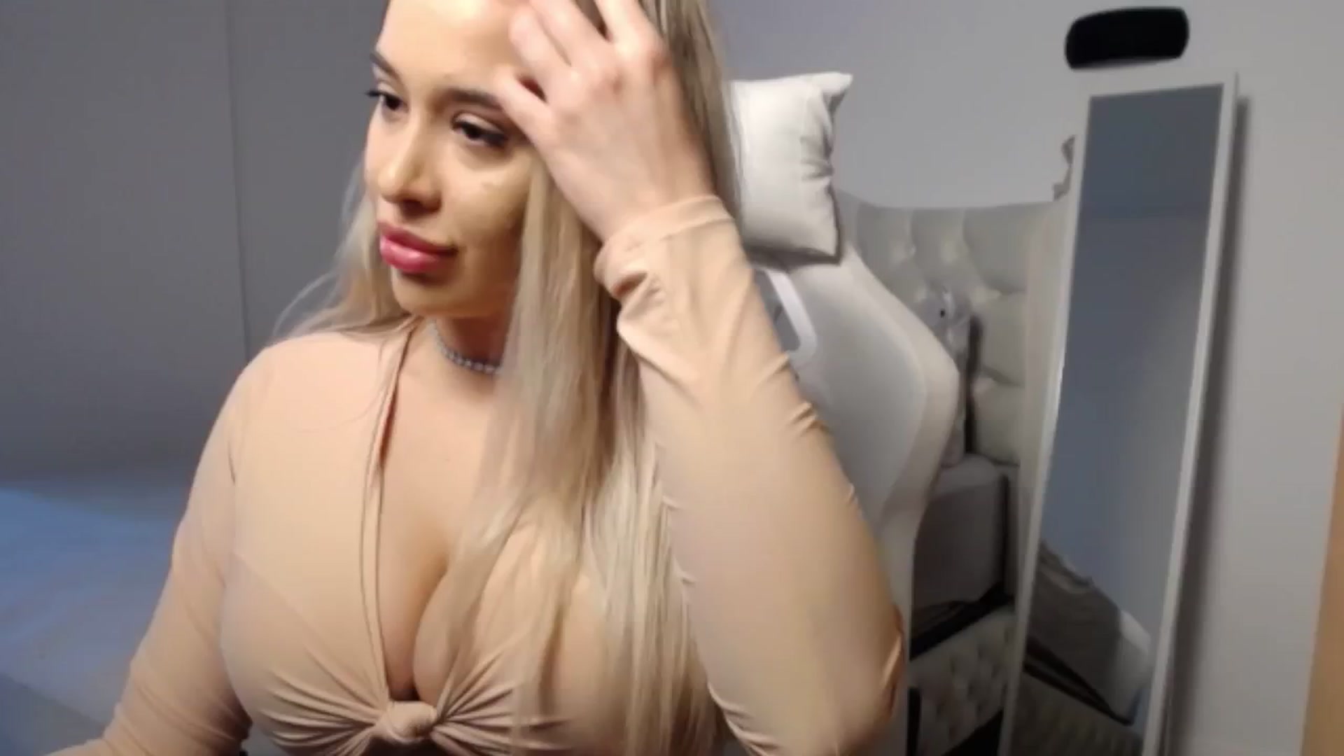 Gallery image thumbnail from LexxySelena's myfreecams stream on, 03/31/2025, 22:32 image 19 of 20