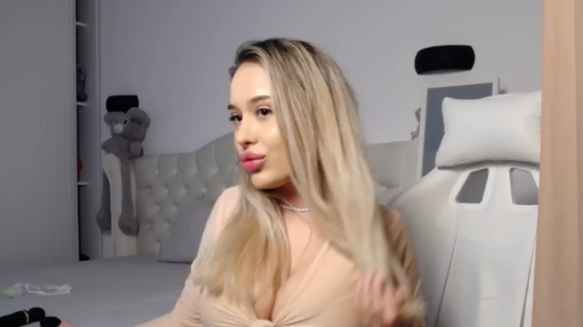 Gallery image thumbnail from LexxySelena's myfreecams stream on, 04/01/2025, 24:12 image 9 of 20