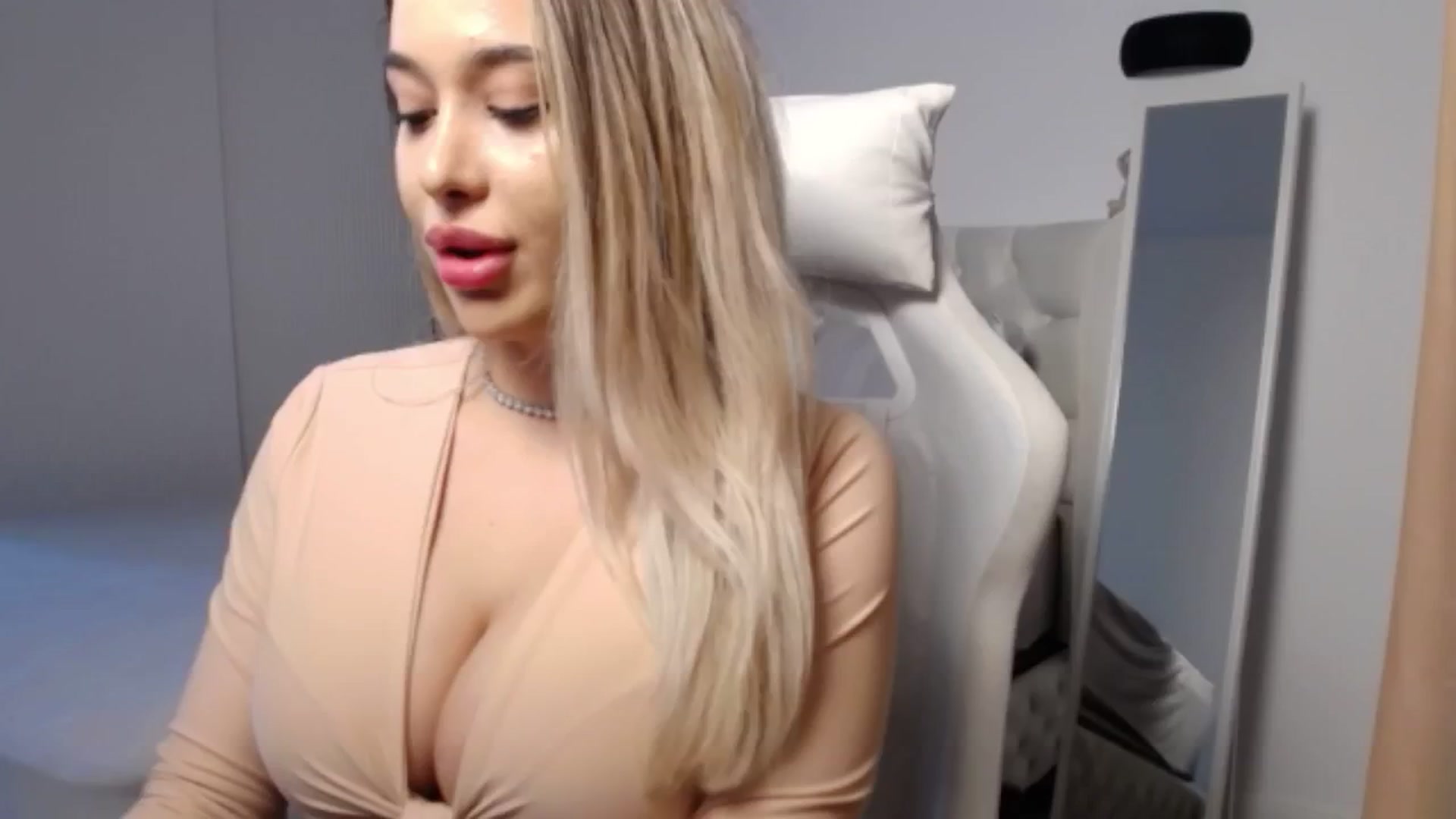 Gallery image thumbnail from LexxySelena's myfreecams stream on, 04/01/2025, 24:12 image 4 of 20