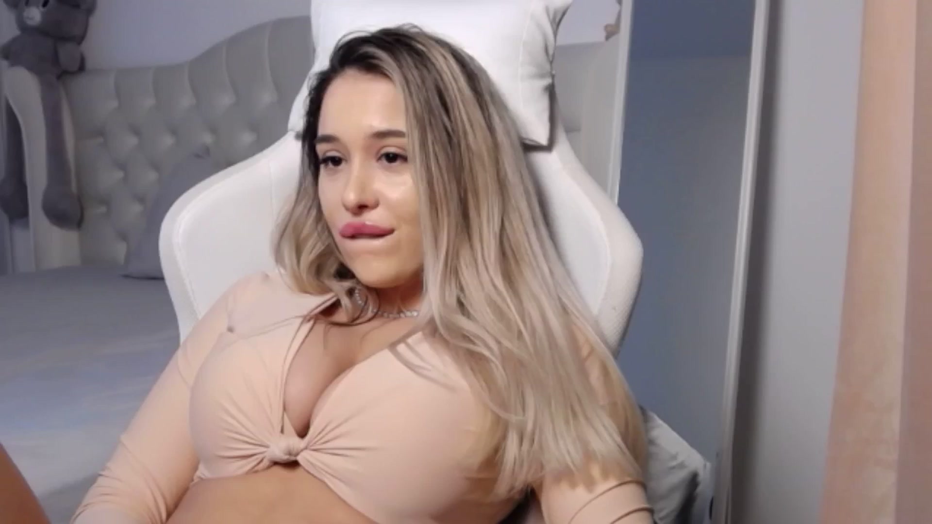 Gallery image thumbnail from LexxySelena's myfreecams stream on, 04/01/2025, 24:12 image 11 of 20