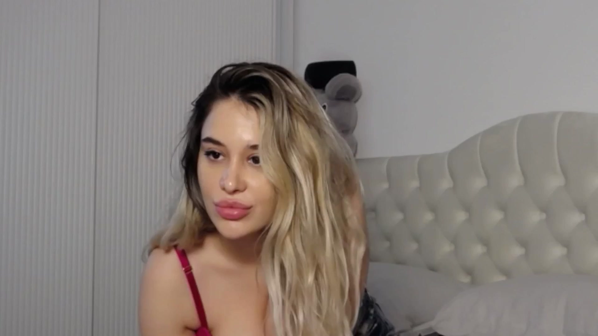 Gallery image thumbnail from LexxySelena's myfreecams stream on, 05/06/2025, 24:59 image 19 of 20