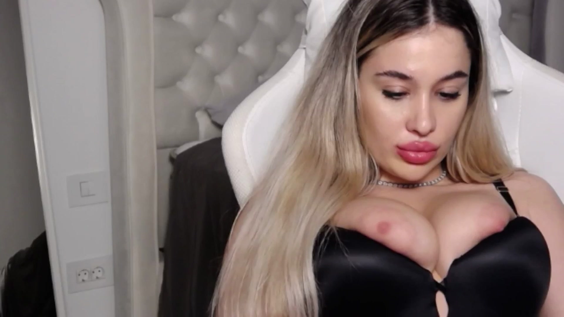 Gallery image thumbnail from LexxySelena's myfreecams stream on, 05/08/2025, 24:39 image 19 of 20