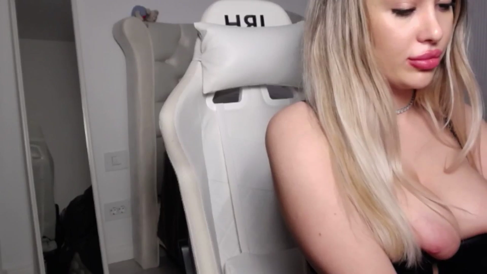 Gallery image thumbnail from LexxySelena's myfreecams stream on, 05/08/2025, 24:39 image 14 of 20