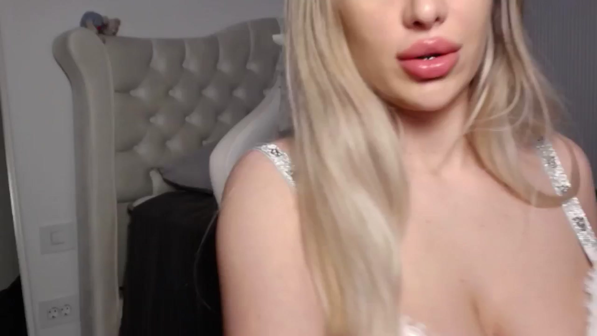 Gallery image thumbnail from LexxySelena's myfreecams stream on, 05/08/2025, 18:35 image 16 of 20