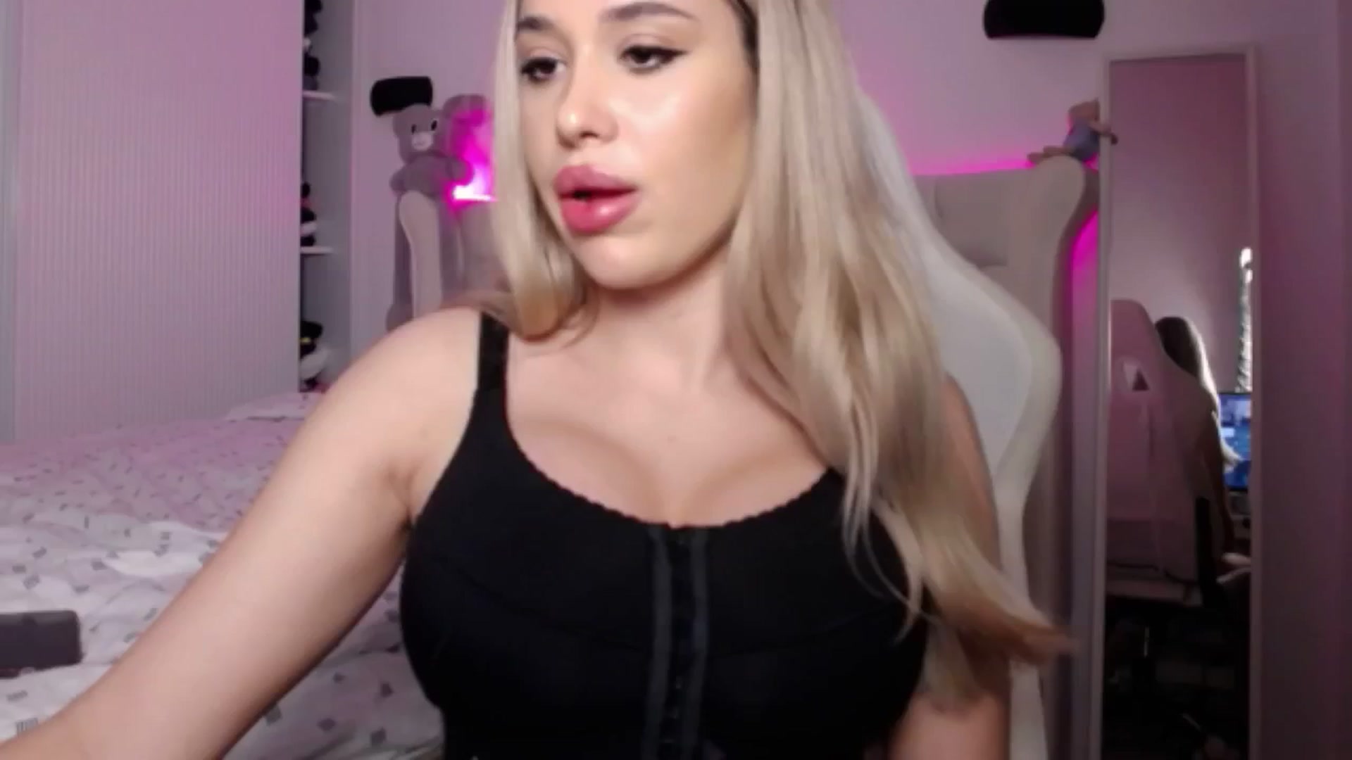 Gallery image thumbnail from LexxySelena's myfreecams stream on, 06/12/2025, 18:47 image 11 of 20