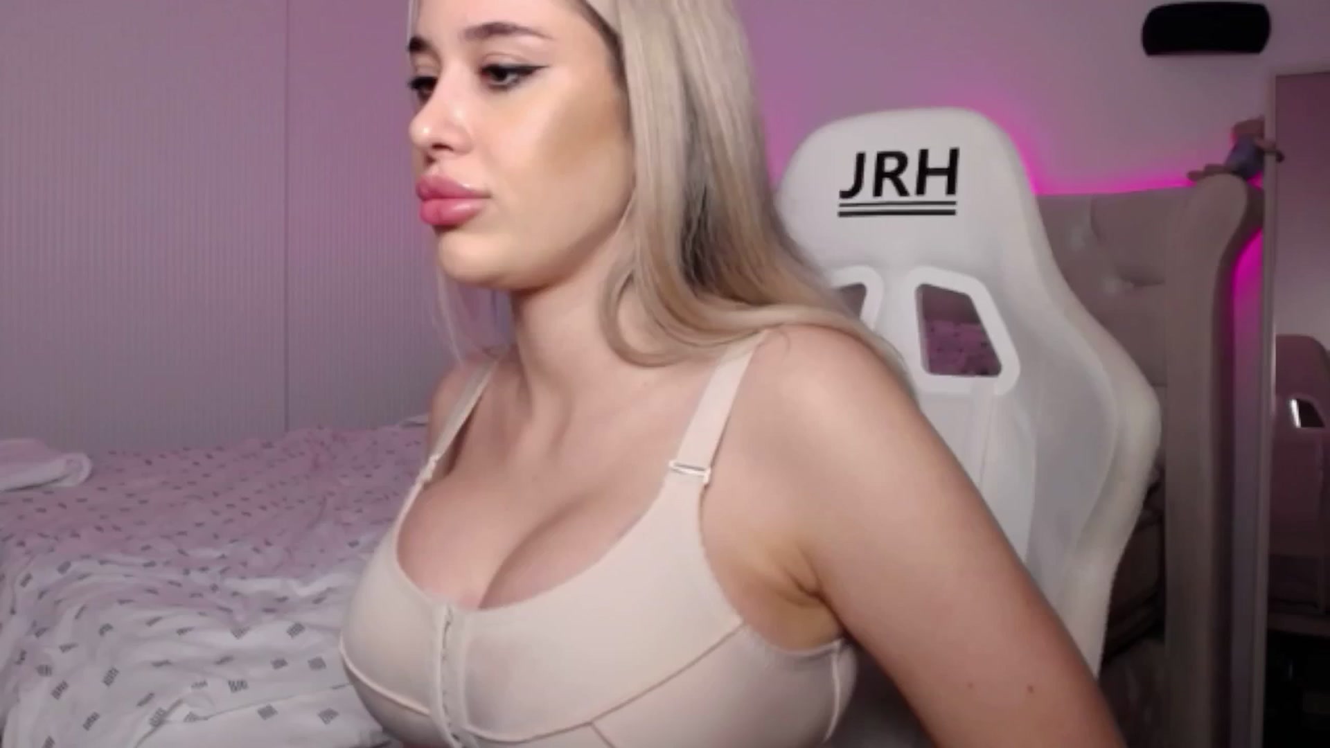 Gallery image thumbnail from LexxySelena's myfreecams stream on, 06/13/2025, 18:12 image 17 of 20