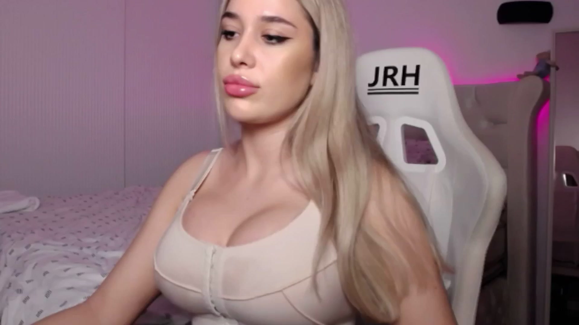 Gallery image thumbnail from LexxySelena's myfreecams stream on, 06/13/2025, 18:12 image 15 of 20