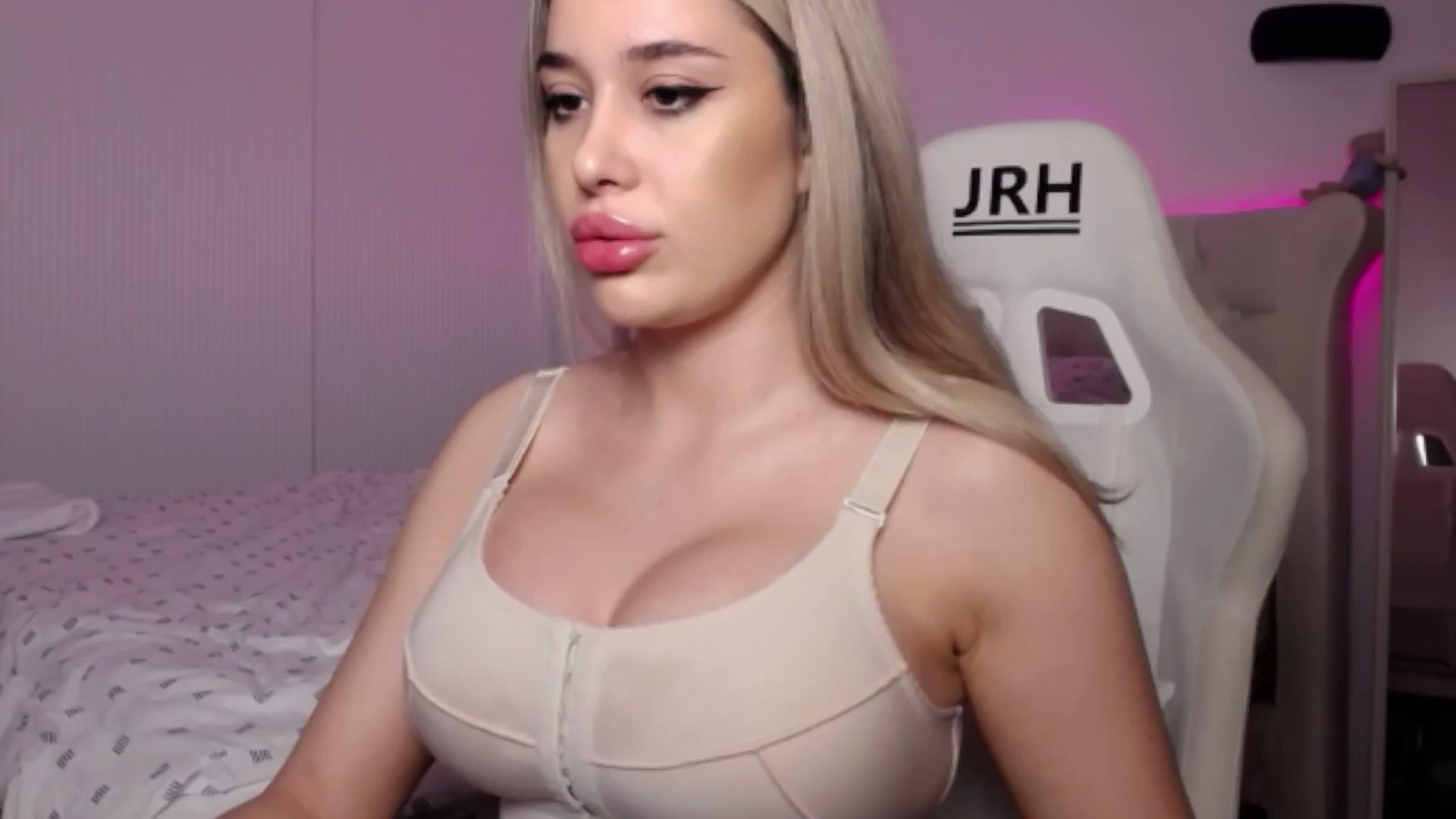 Gallery image thumbnail from LexxySelena's myfreecams stream on, 06/13/2025, 18:12 image 1 of 20
