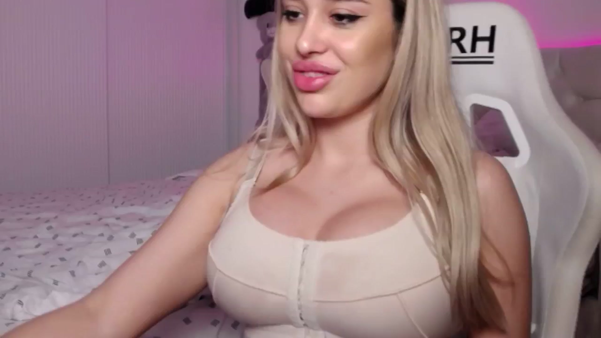 Gallery image thumbnail from LexxySelena's myfreecams stream on, 06/13/2025, 21:25 image 2 of 20
