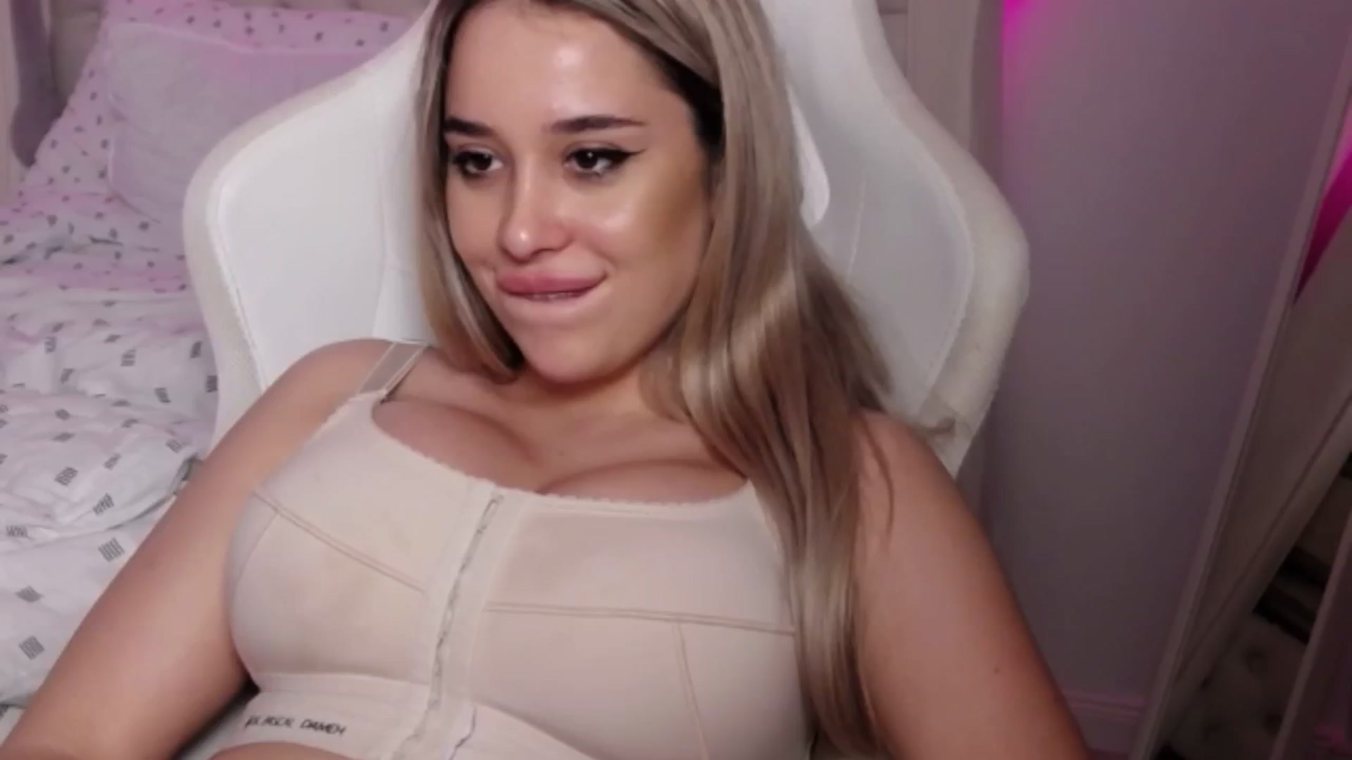 Gallery image thumbnail from LexxySelena's myfreecams stream on, 06/13/2025, 21:25 image 17 of 20