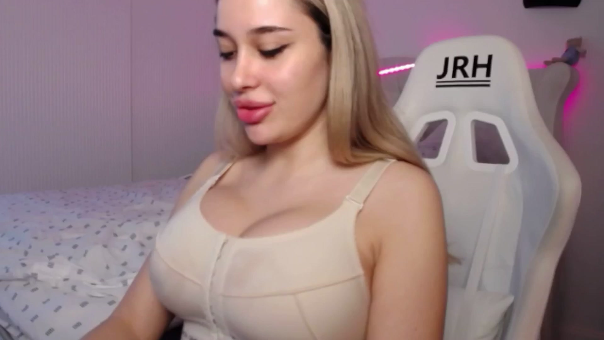 Gallery image thumbnail from LexxySelena's myfreecams stream on, 06/14/2025, 08:34 image 12 of 20