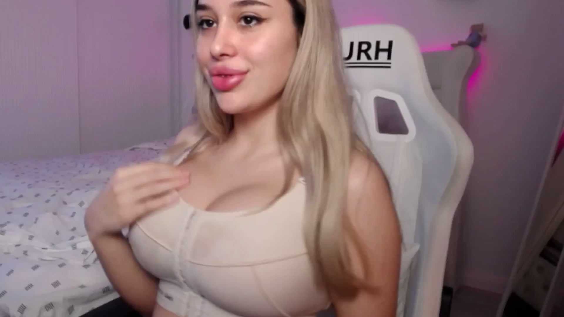 Gallery image thumbnail from LexxySelena's myfreecams stream on, 06/14/2025, 08:34 image 18 of 20