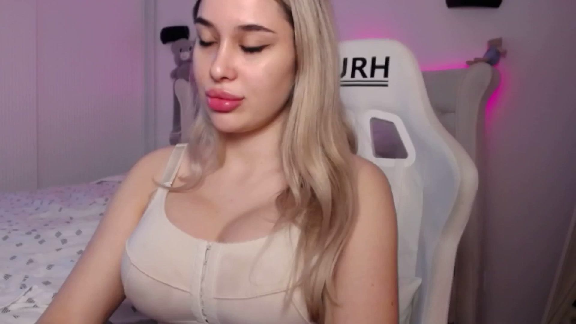 Gallery image thumbnail from LexxySelena's myfreecams stream on, 06/14/2025, 08:34 image 4 of 20