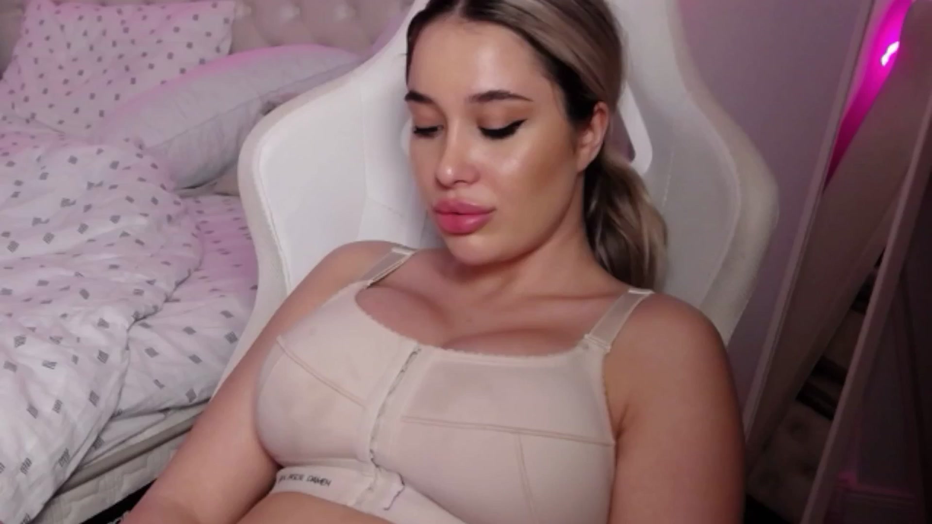 Gallery image thumbnail from LexxySelena's myfreecams stream on, 06/14/2025, 22:08 image 20 of 20