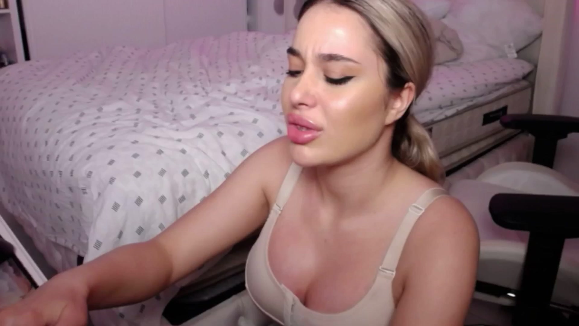 Gallery image thumbnail from LexxySelena's myfreecams stream on, 06/14/2025, 22:08 image 17 of 20