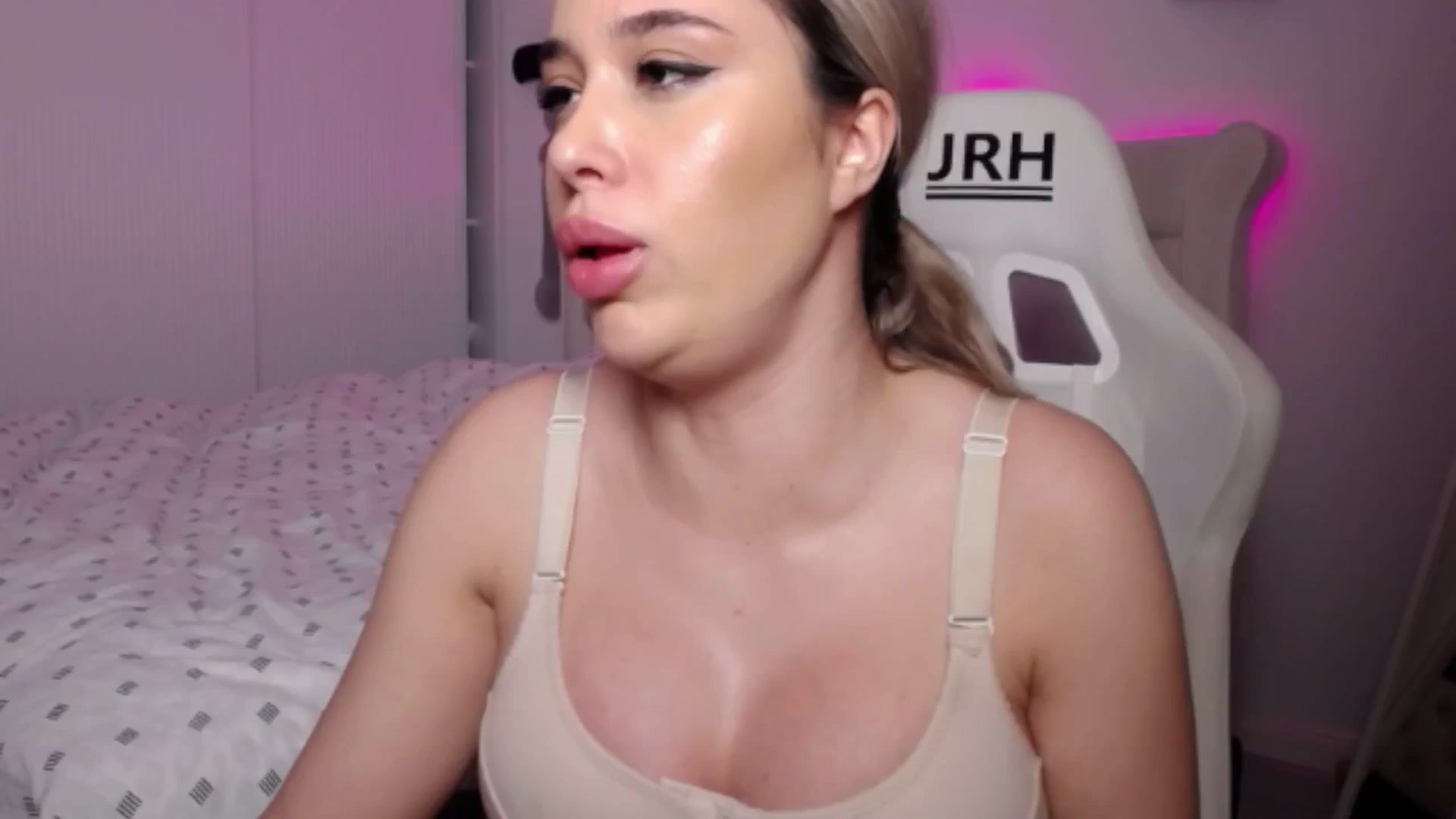Gallery image thumbnail from LexxySelena's myfreecams stream on, 06/14/2025, 22:08 image 10 of 20
