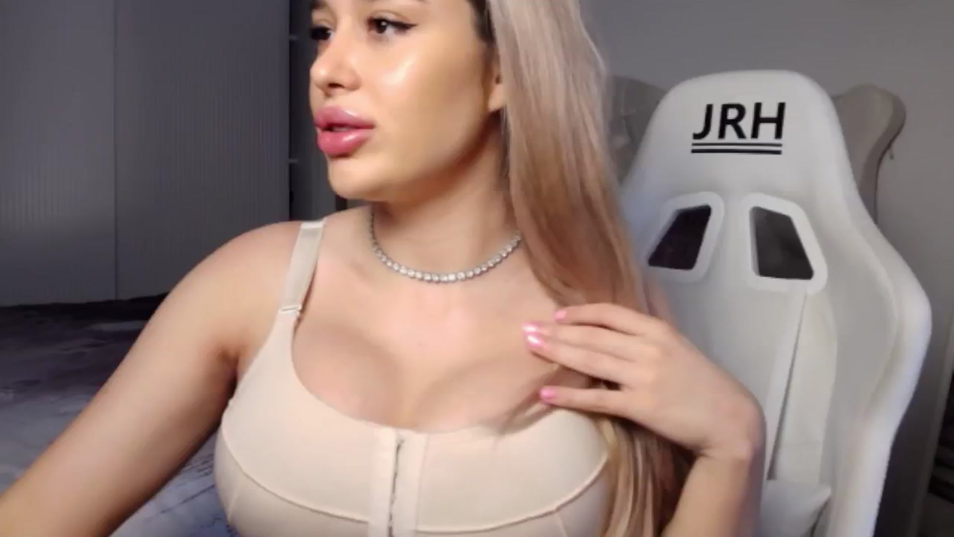 Gallery image thumbnail from LexxySelena's myfreecams stream on, 06/18/2025, 09:58 image 3 of 20
