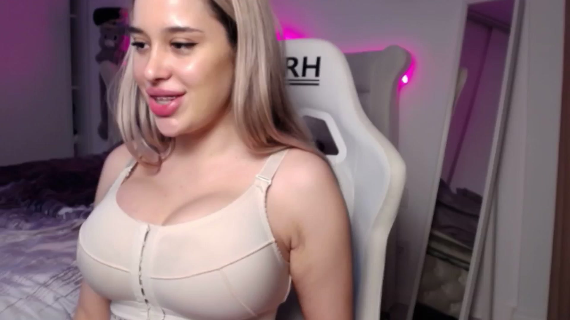 Gallery image thumbnail from LexxySelena's myfreecams stream on, 06/18/2025, 18:14 image 18 of 20