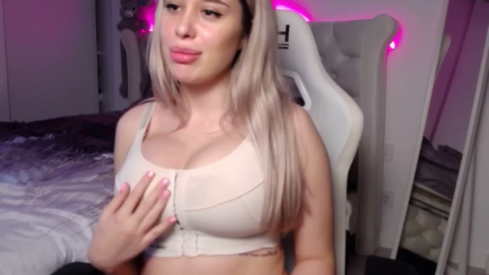 Gallery image thumbnail from LexxySelena's myfreecams stream on, 06/18/2025, 18:14 image 2 of 20