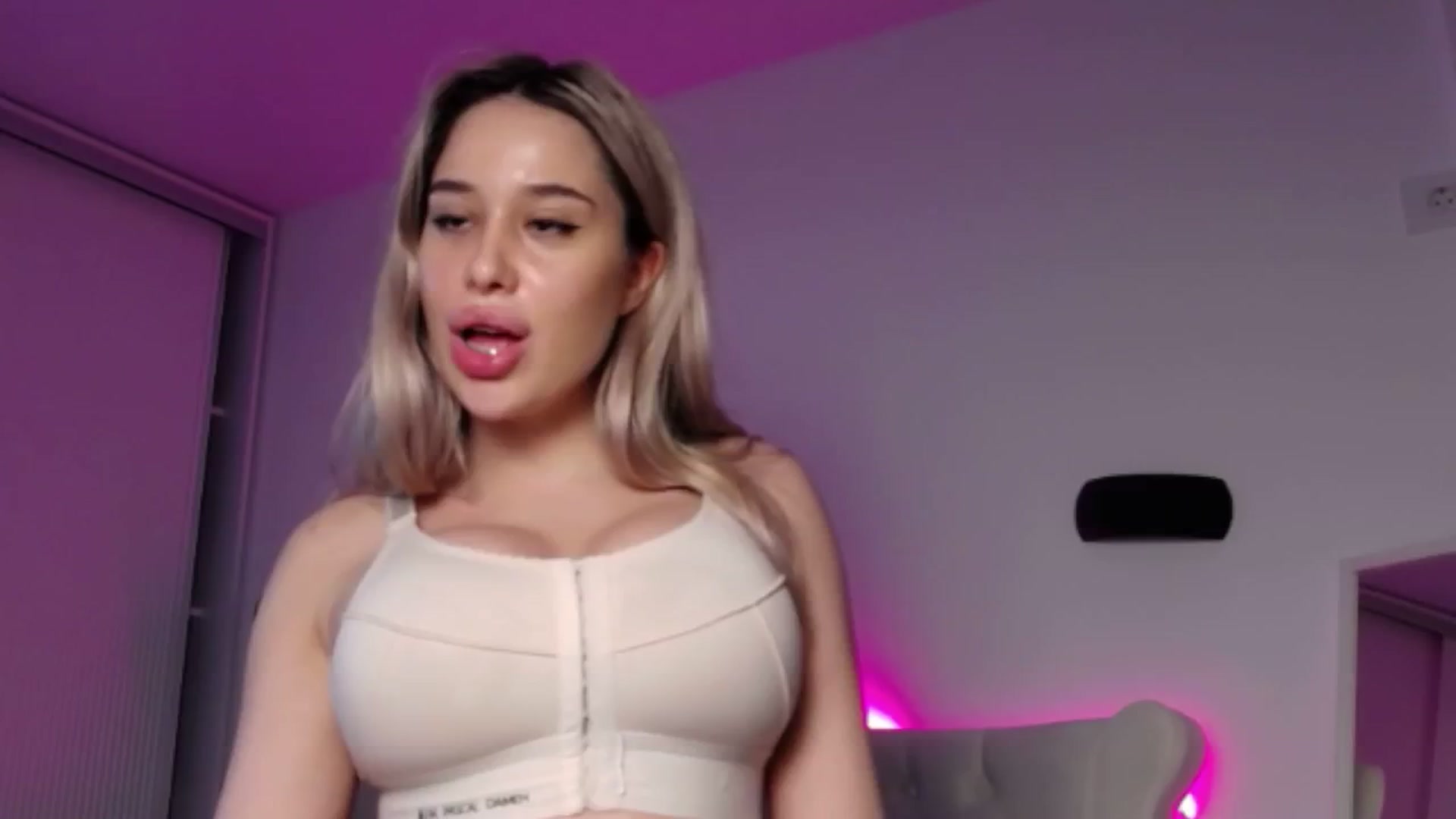 Gallery image thumbnail from LexxySelena's myfreecams stream on, 06/18/2025, 18:14 image 19 of 20