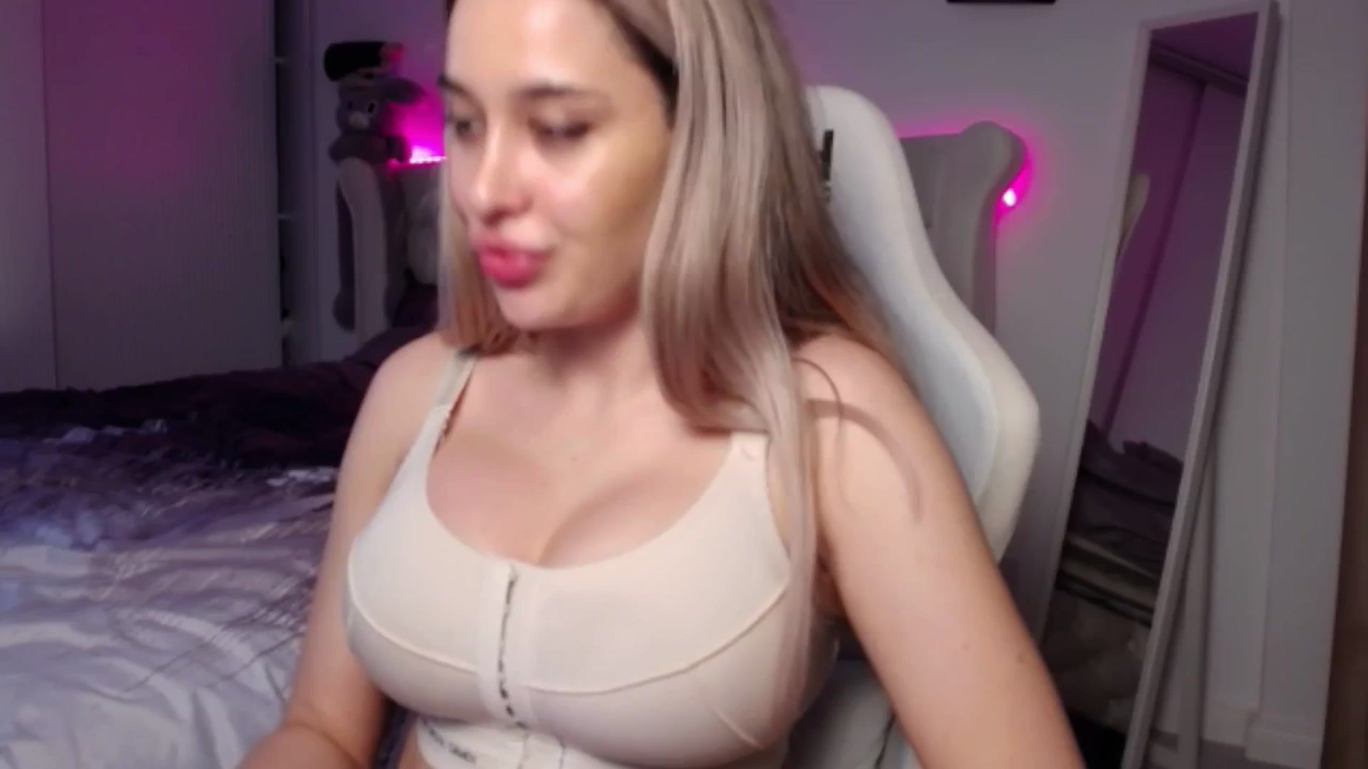 Gallery image thumbnail from LexxySelena's myfreecams stream on, 06/18/2025, 18:14 image 6 of 20