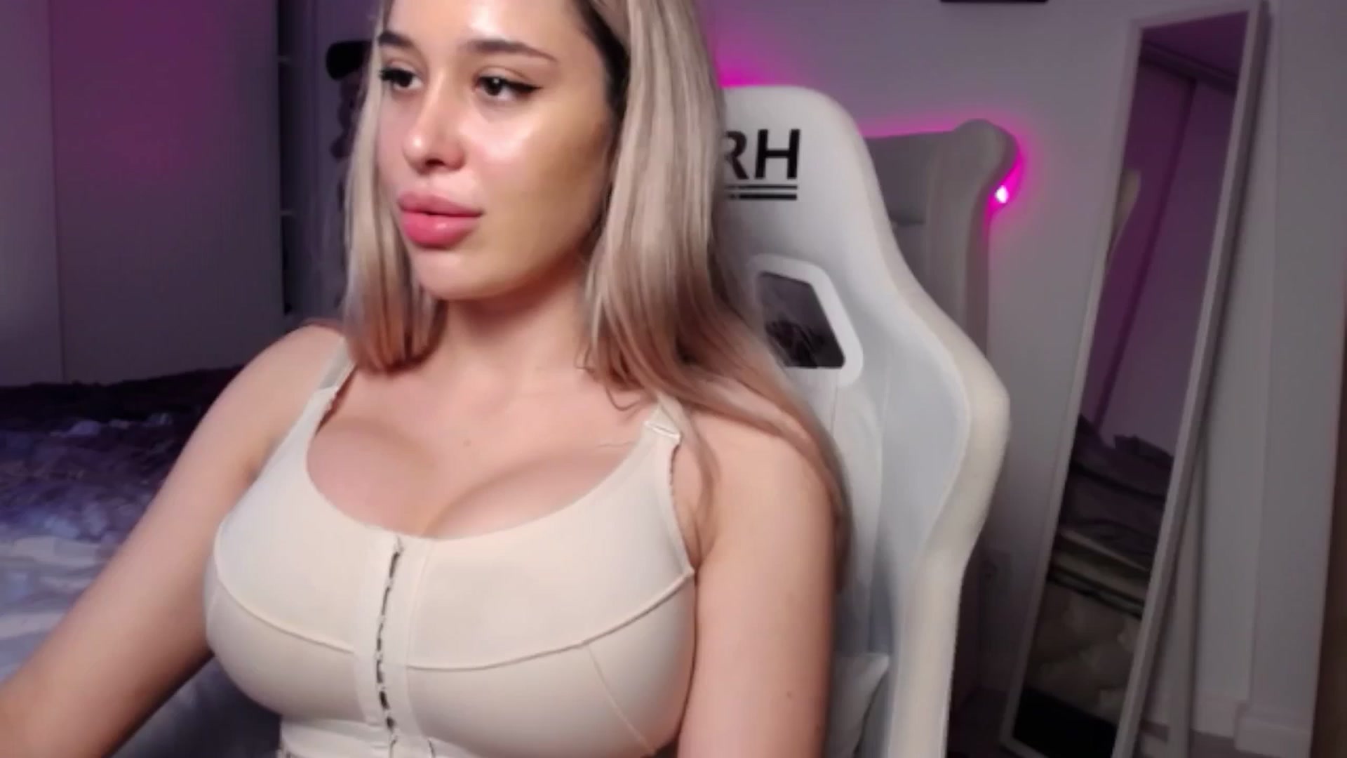 Gallery image thumbnail from LexxySelena's myfreecams stream on, 06/18/2025, 18:14 image 5 of 20