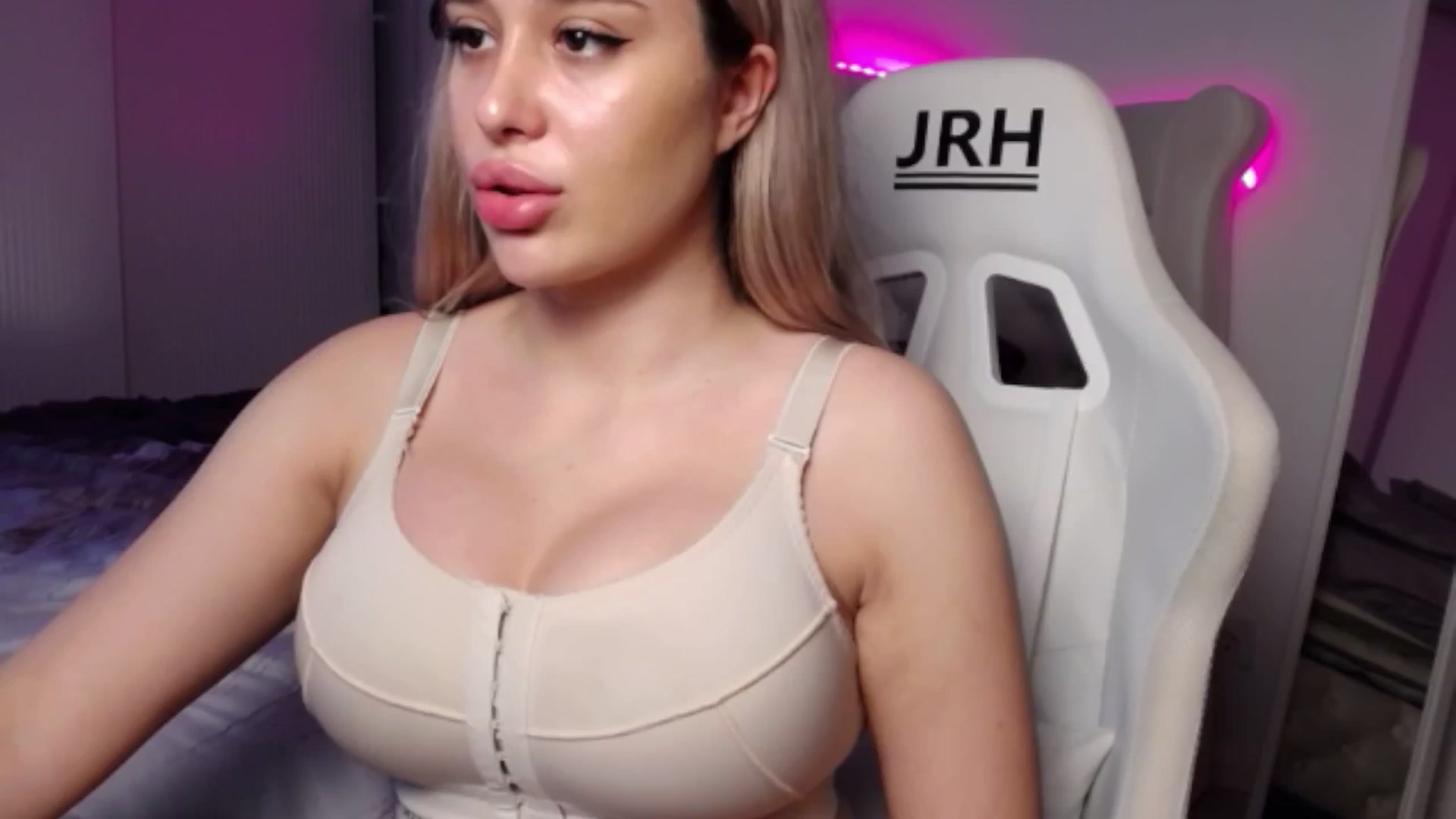 Gallery image thumbnail from LexxySelena's myfreecams stream on, 06/18/2025, 18:14 image 11 of 20