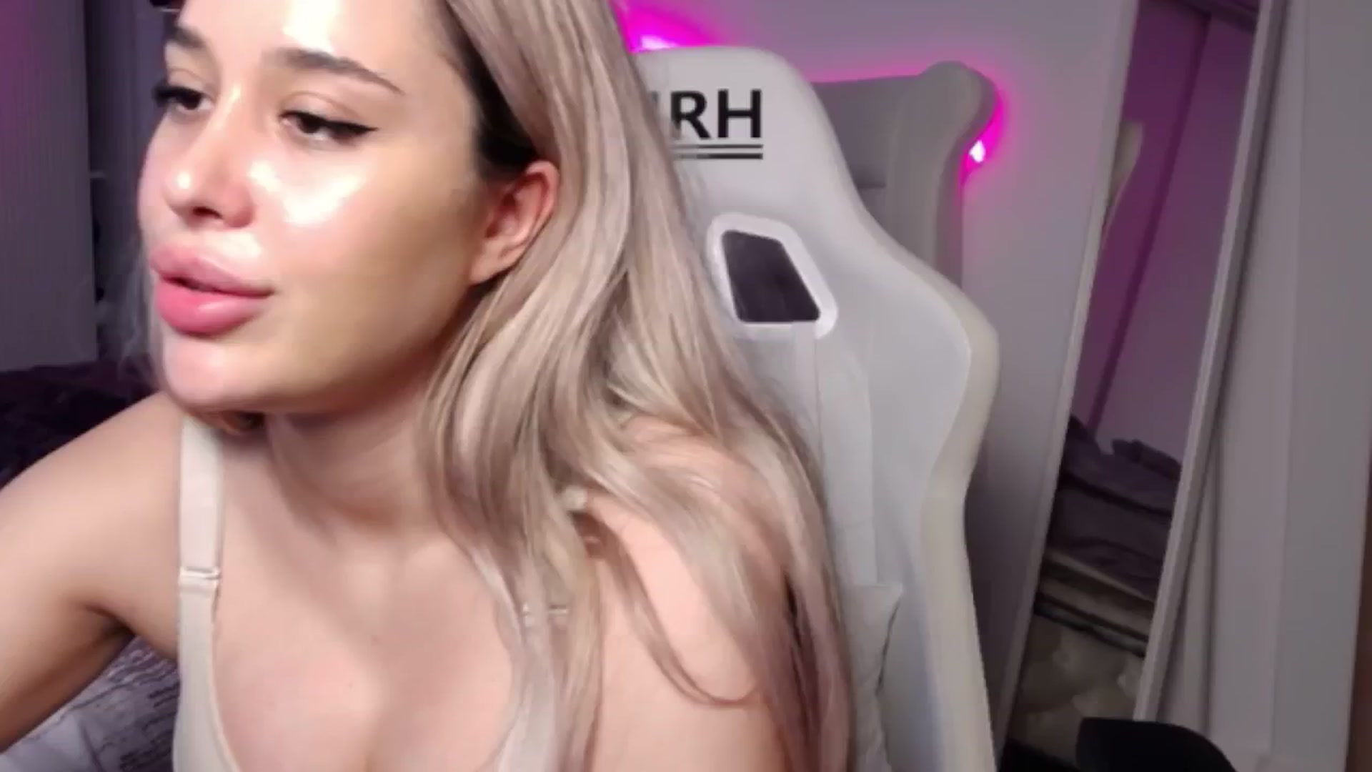 Gallery image thumbnail from LexxySelena's myfreecams stream on, 06/18/2025, 18:14 image 8 of 20