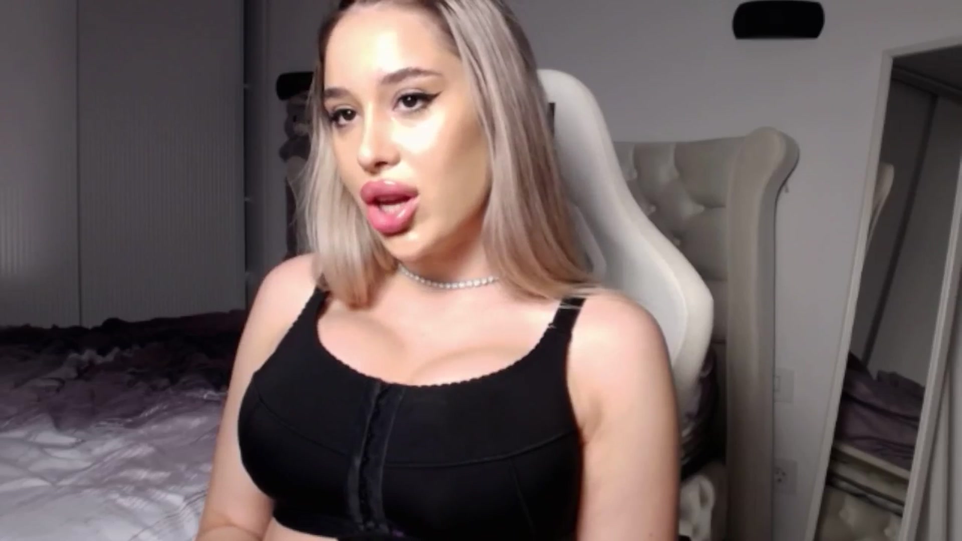 Gallery image thumbnail from LexxySelena's myfreecams stream on, 06/21/2025, 20:11 image 6 of 20
