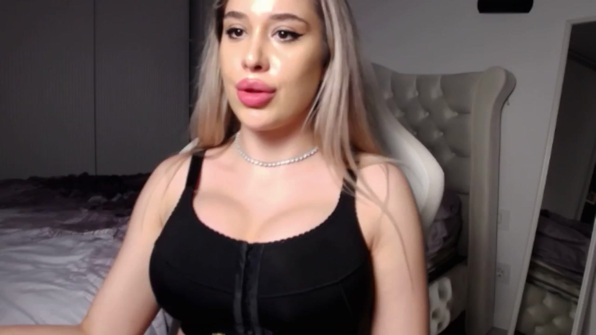 Gallery image thumbnail from LexxySelena's myfreecams stream on, 06/22/2025, 24:02 image 7 of 20