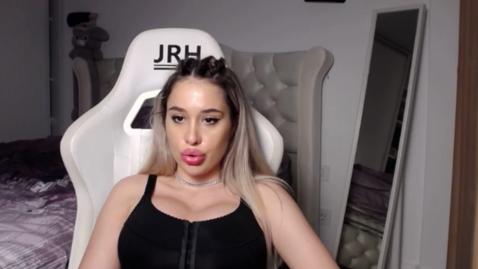 Gallery image thumbnail from LexxySelena's myfreecams stream on, 06/22/2025, 24:38 image 19 of 20