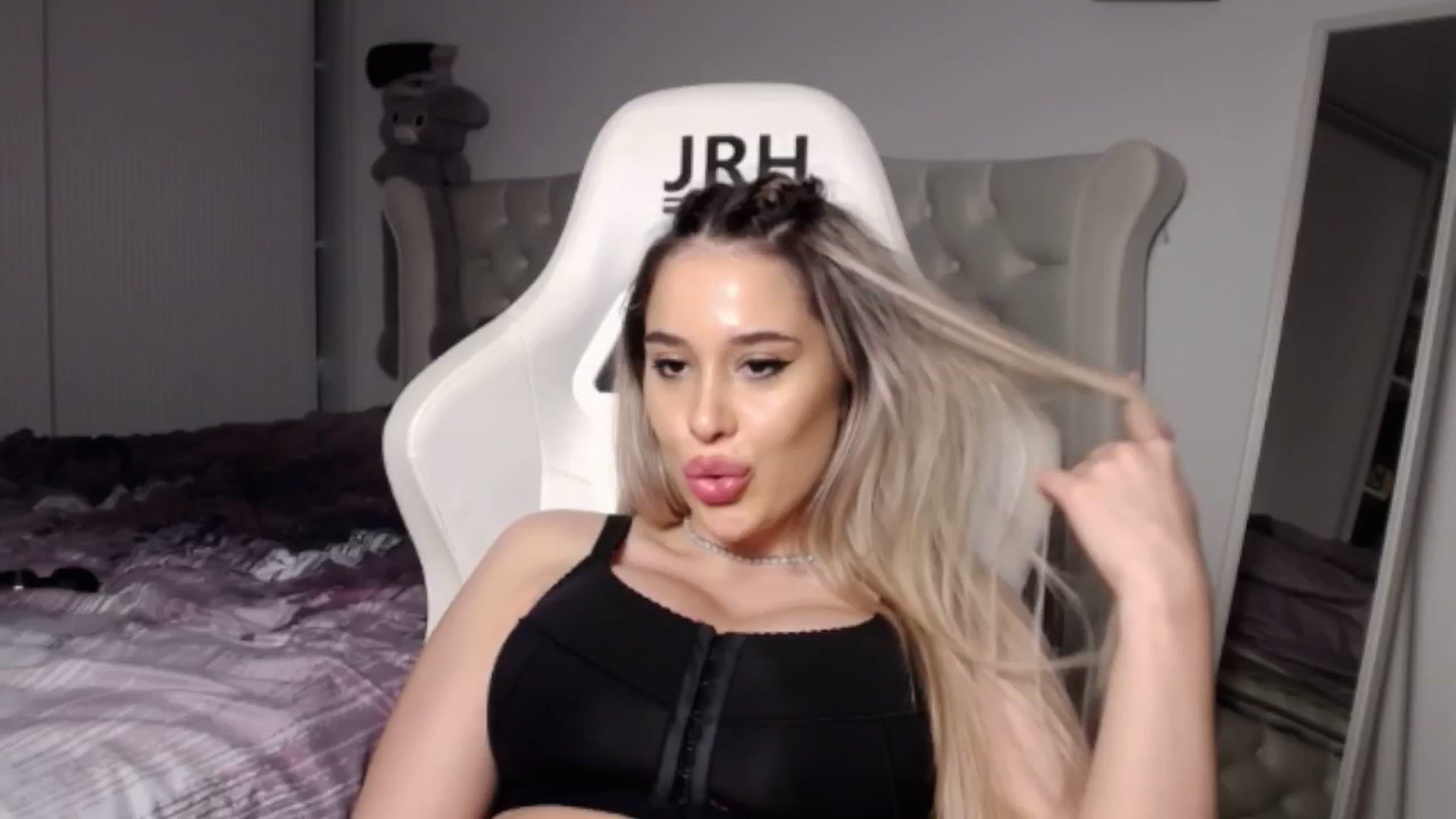 Gallery image thumbnail from LexxySelena's myfreecams stream on, 06/22/2025, 24:38 image 4 of 20