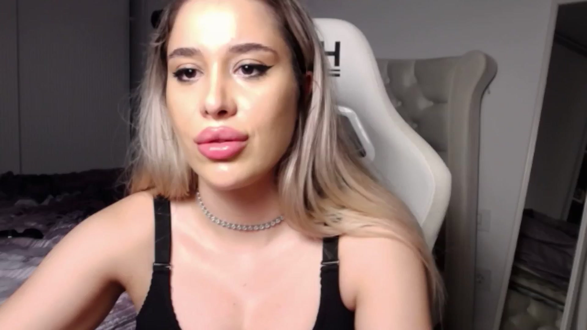 Gallery image thumbnail from LexxySelena's myfreecams stream on, 06/22/2025, 24:38 image 14 of 20