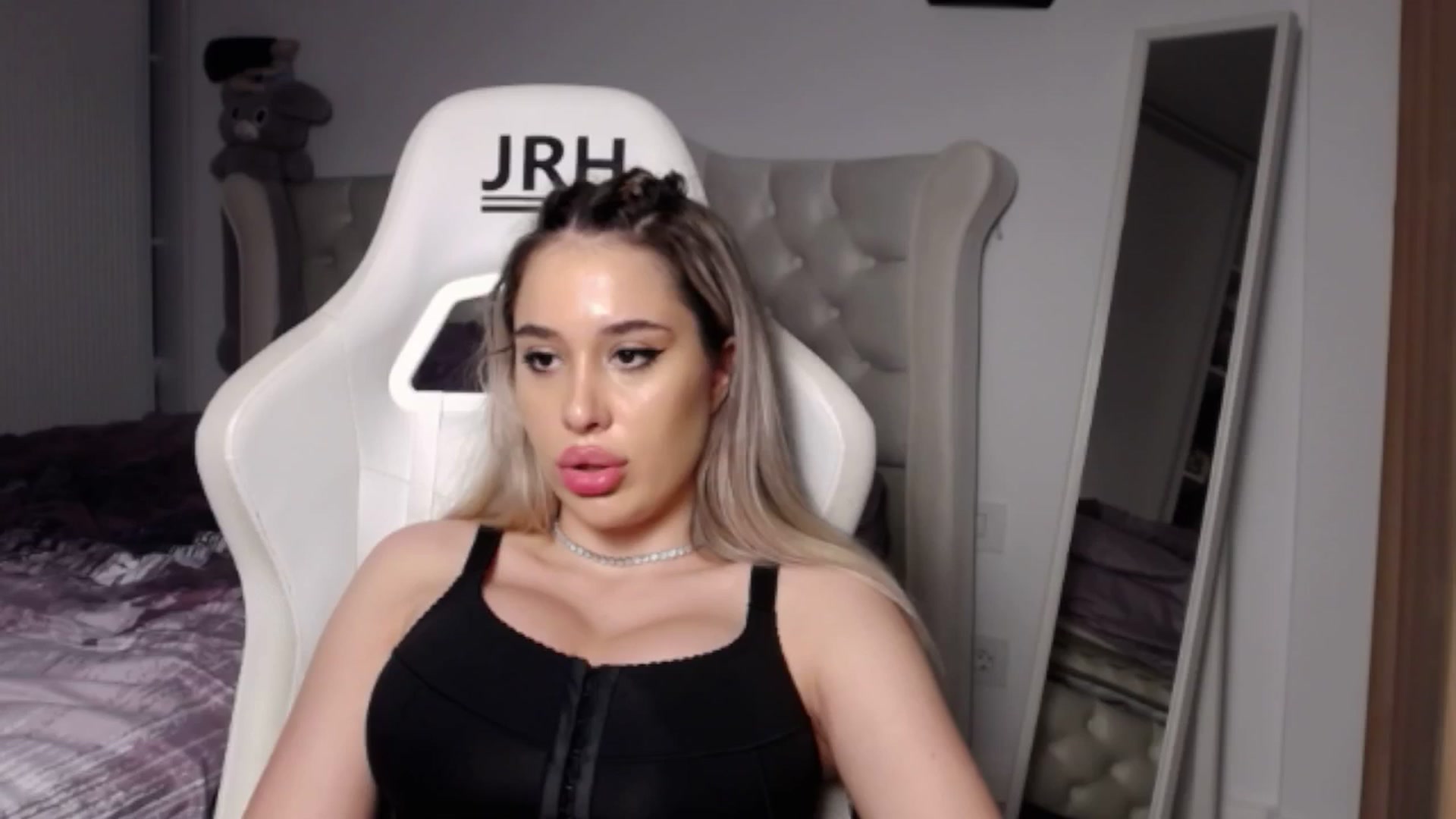 Gallery image thumbnail from LexxySelena's myfreecams stream on, 06/22/2025, 24:38 image 17 of 20