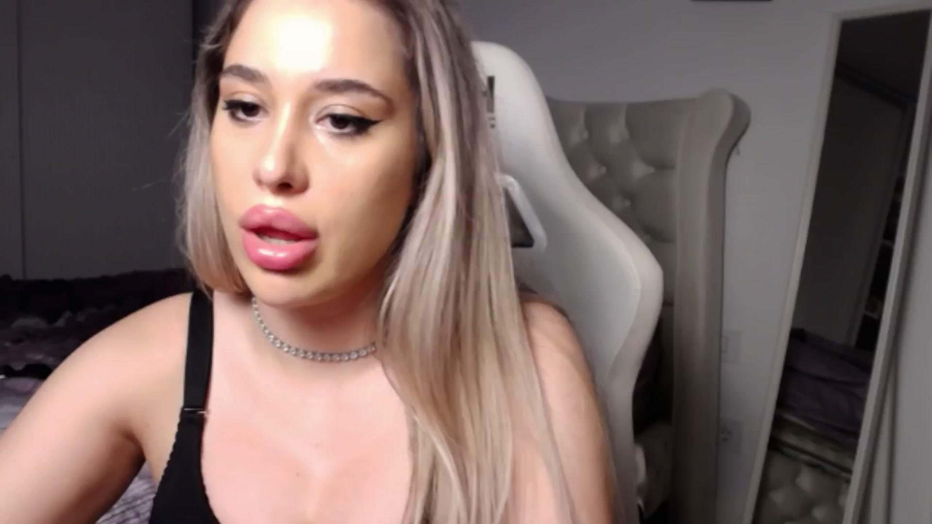 Gallery image thumbnail from LexxySelena's myfreecams stream on, 06/22/2025, 24:38 image 5 of 20