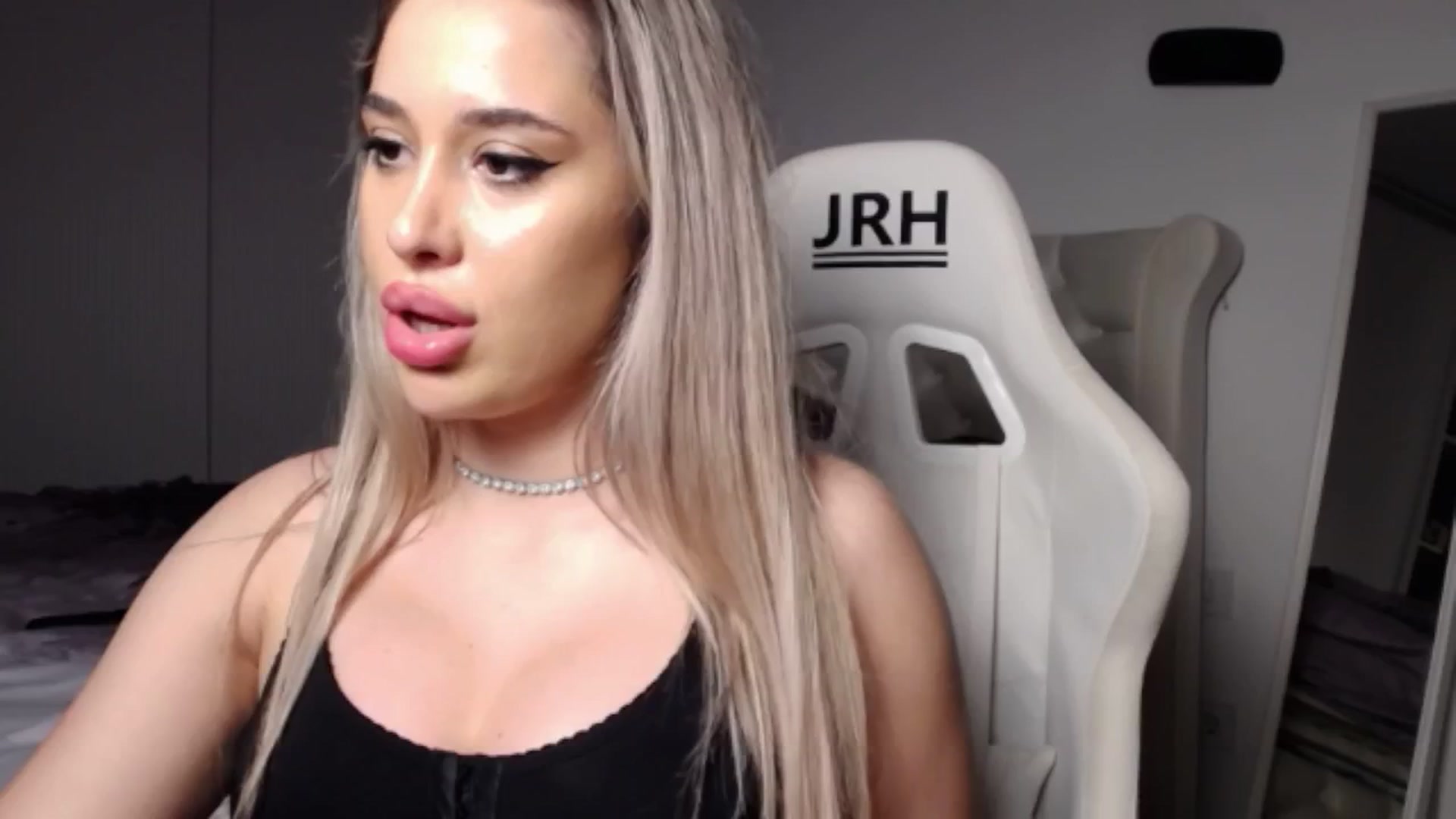 Gallery image thumbnail from LexxySelena's myfreecams stream on, 06/22/2025, 24:38 image 3 of 20