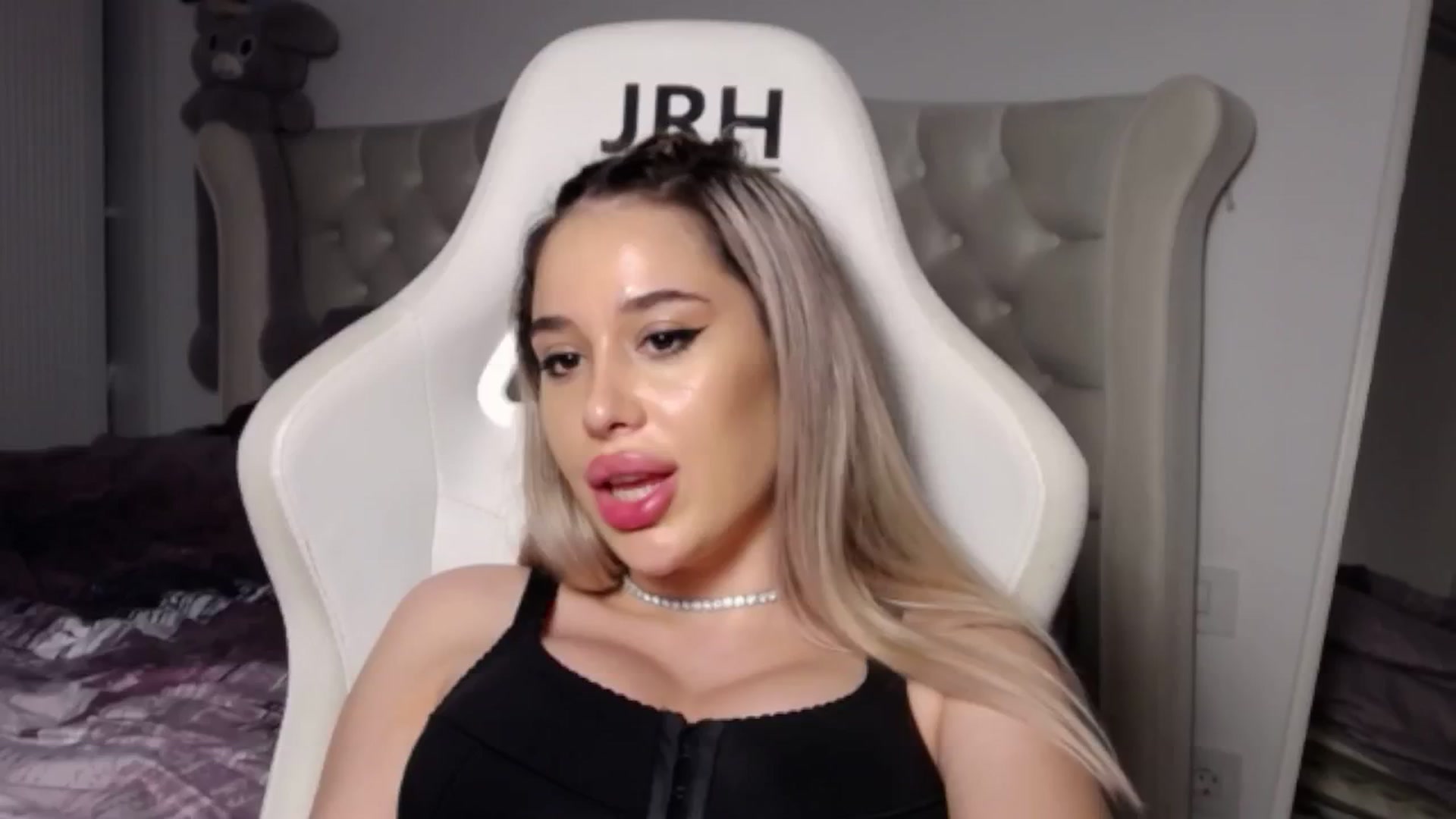 Gallery image thumbnail from LexxySelena's myfreecams stream on, 06/22/2025, 24:38 image 9 of 20