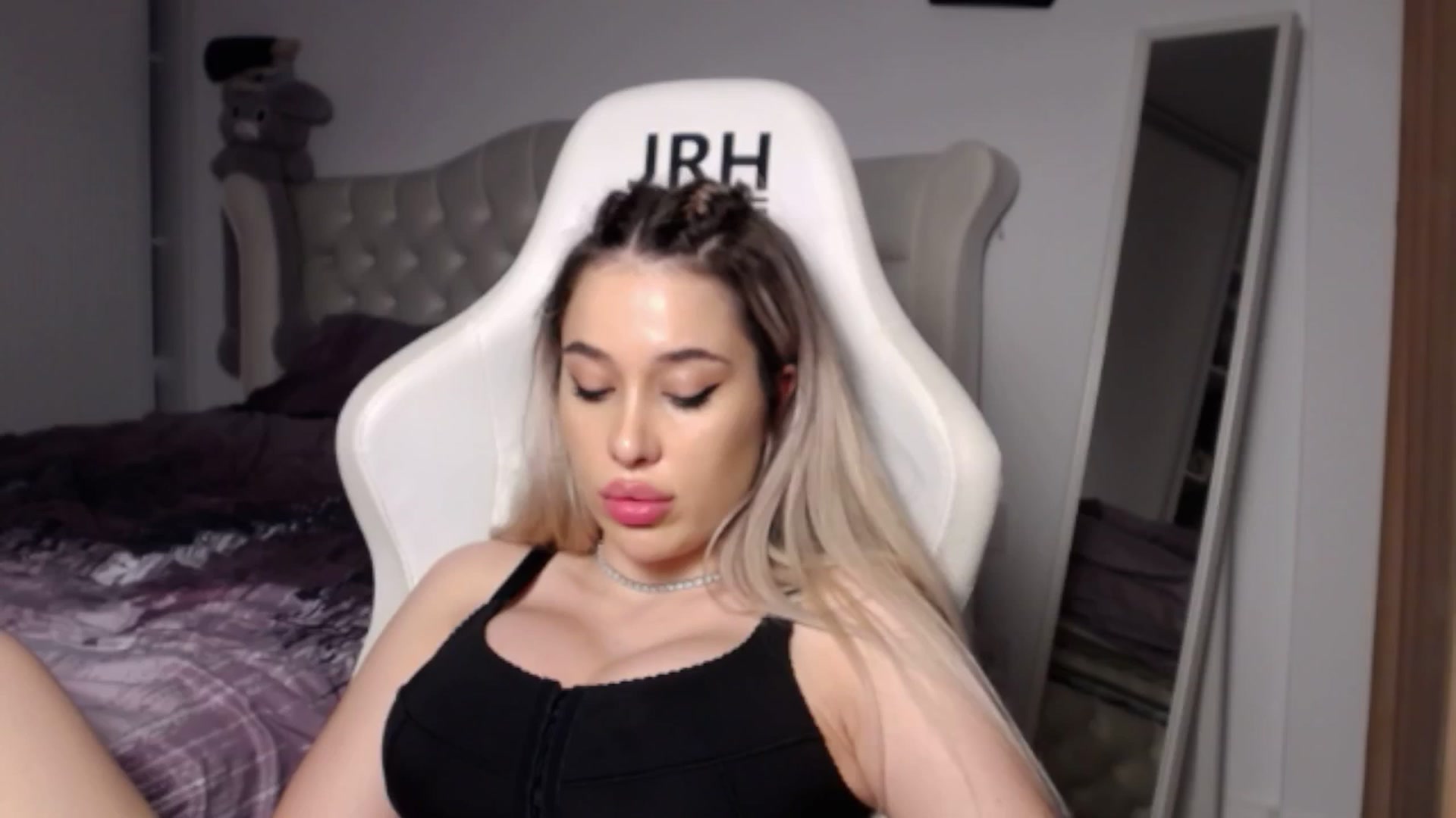 Gallery image thumbnail from LexxySelena's myfreecams stream on, 06/22/2025, 24:38 image 15 of 20
